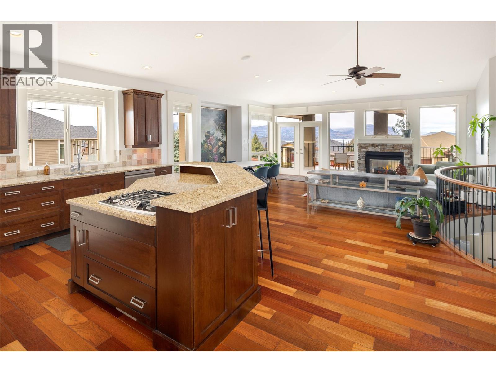 667 Devonian Avenue, Kelowna, BC - Indoor With Fireplace