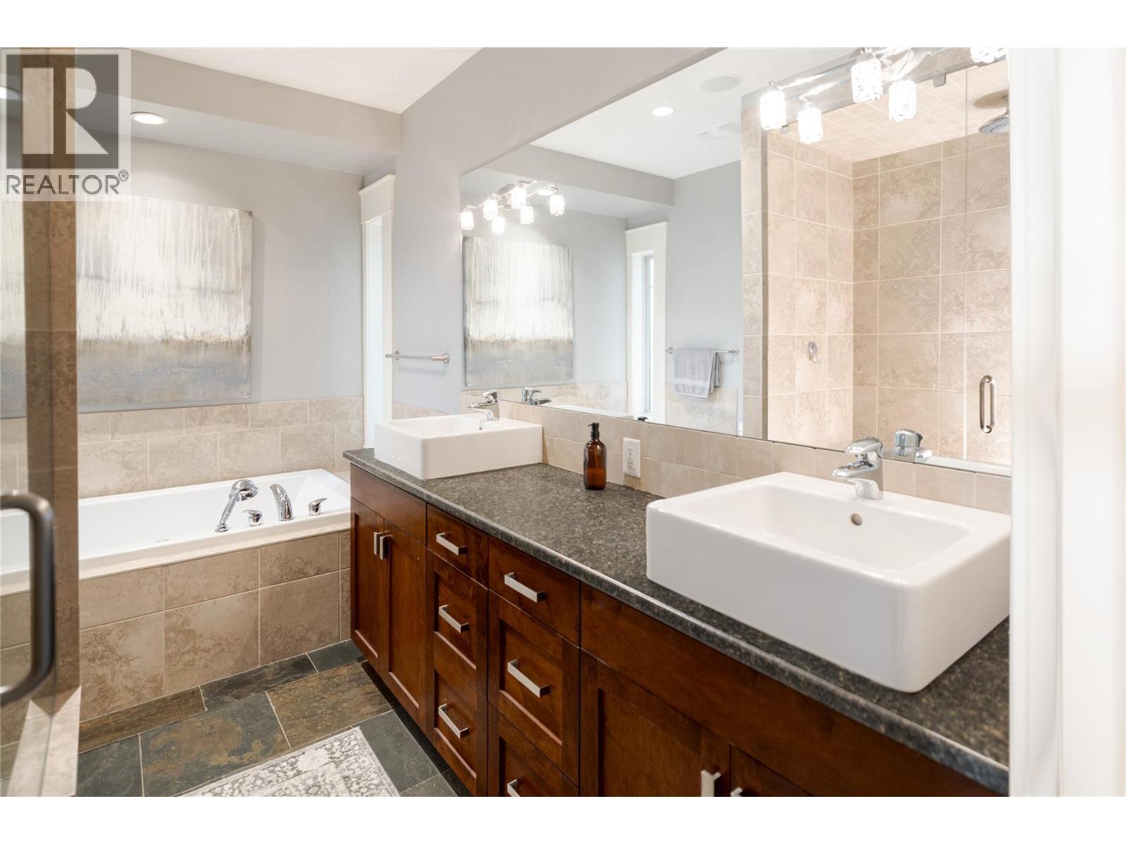 667 Devonian Avenue, Kelowna, BC - Indoor Photo Showing Bathroom