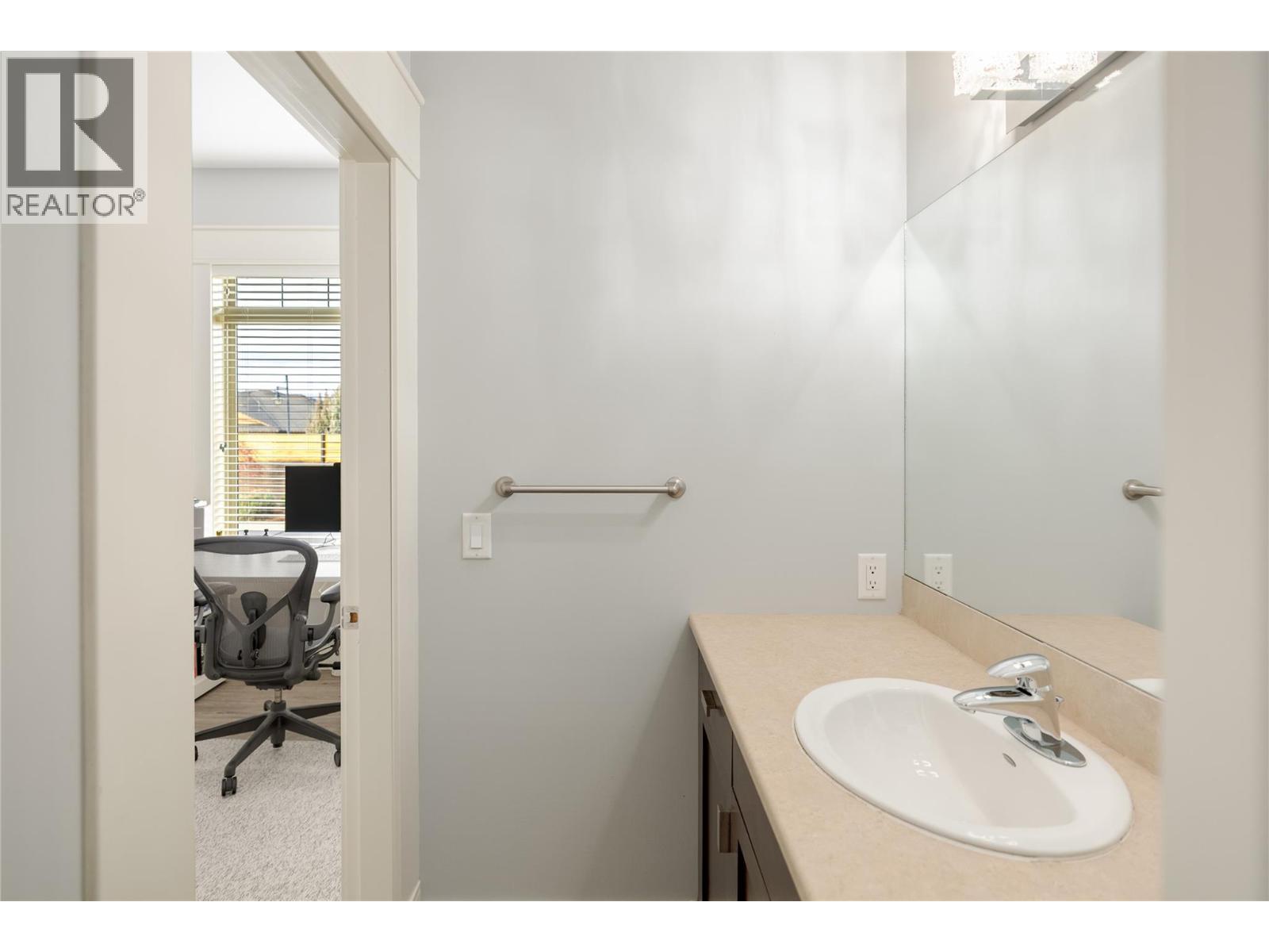 667 Devonian Avenue, Kelowna, BC - Indoor Photo Showing Bathroom