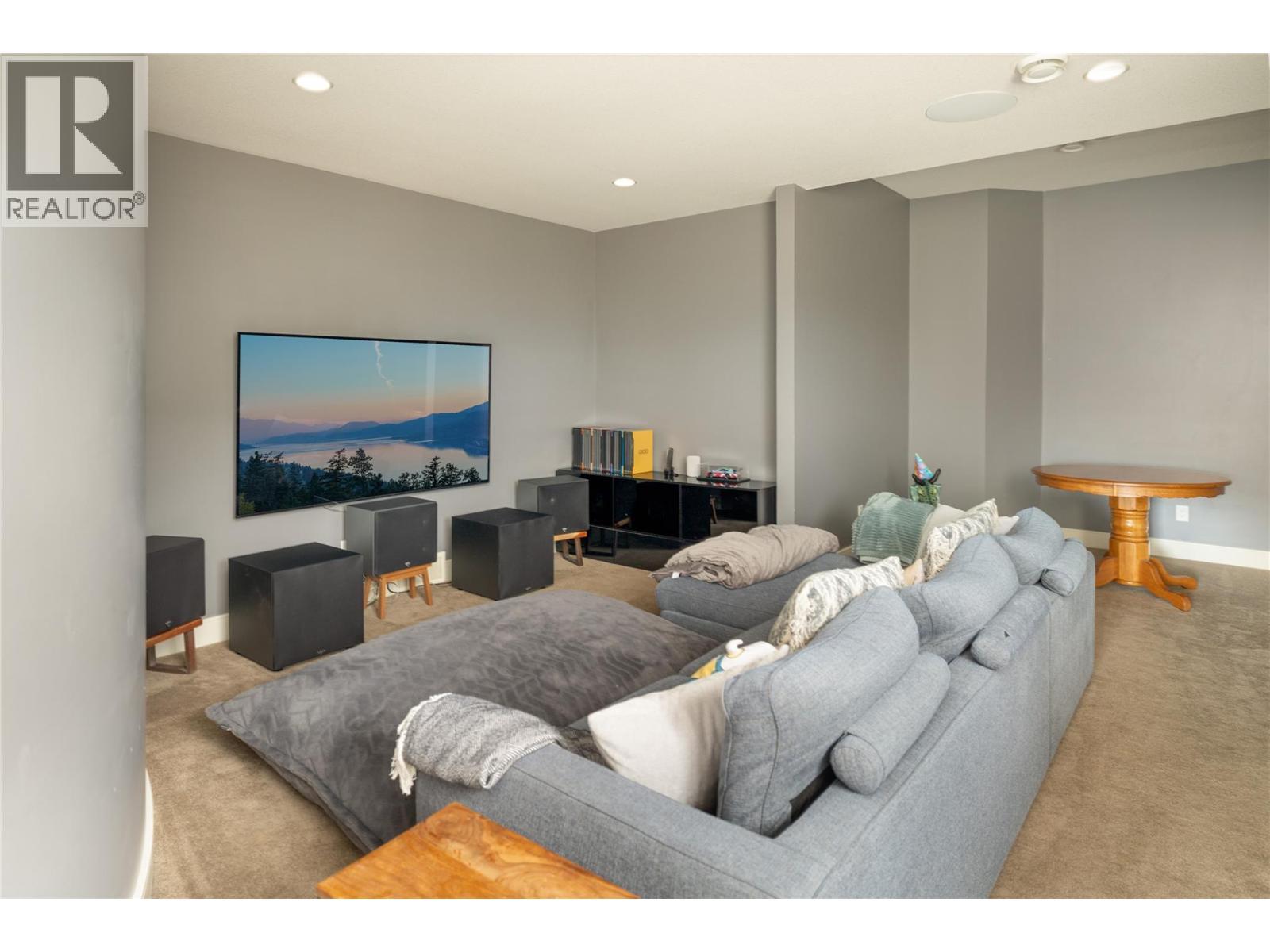 667 Devonian Avenue, Kelowna, BC - Indoor Photo Showing Living Room