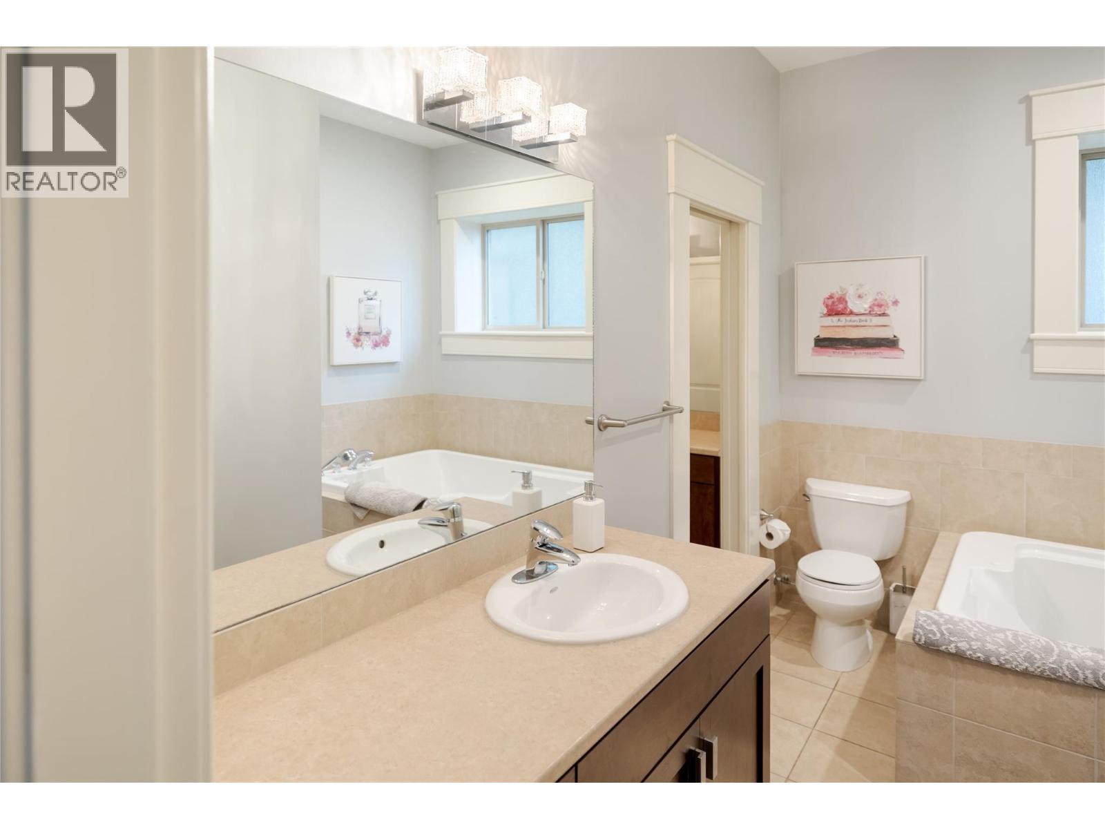 667 Devonian Avenue, Kelowna, BC - Indoor Photo Showing Bathroom