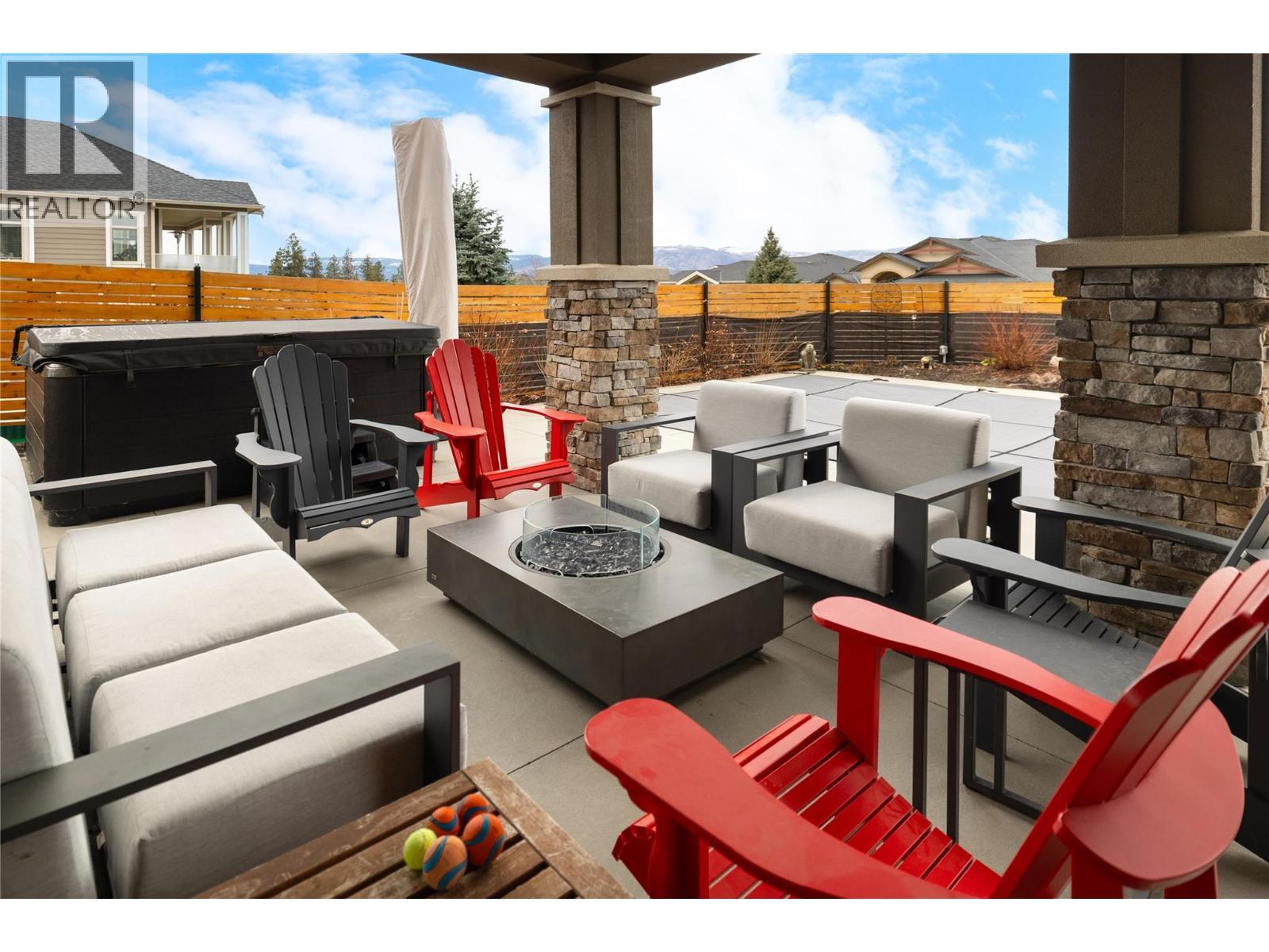 667 Devonian Avenue, Kelowna, BC - Outdoor With Deck Patio Veranda