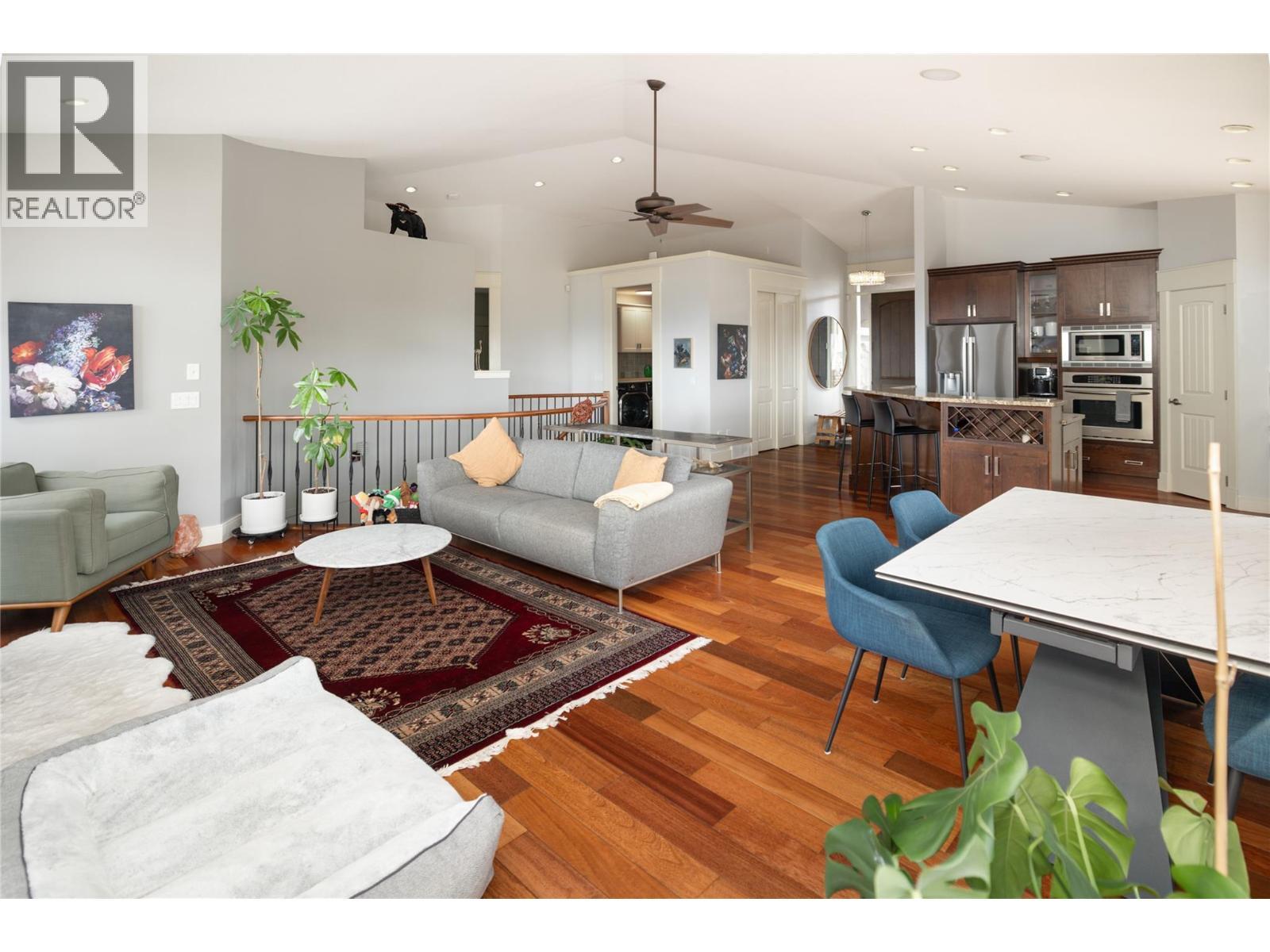 667 Devonian Avenue, Kelowna, BC - Indoor Photo Showing Living Room