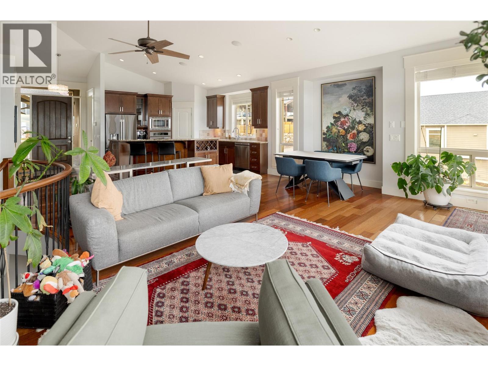 667 Devonian Avenue, Kelowna, BC - Indoor Photo Showing Living Room