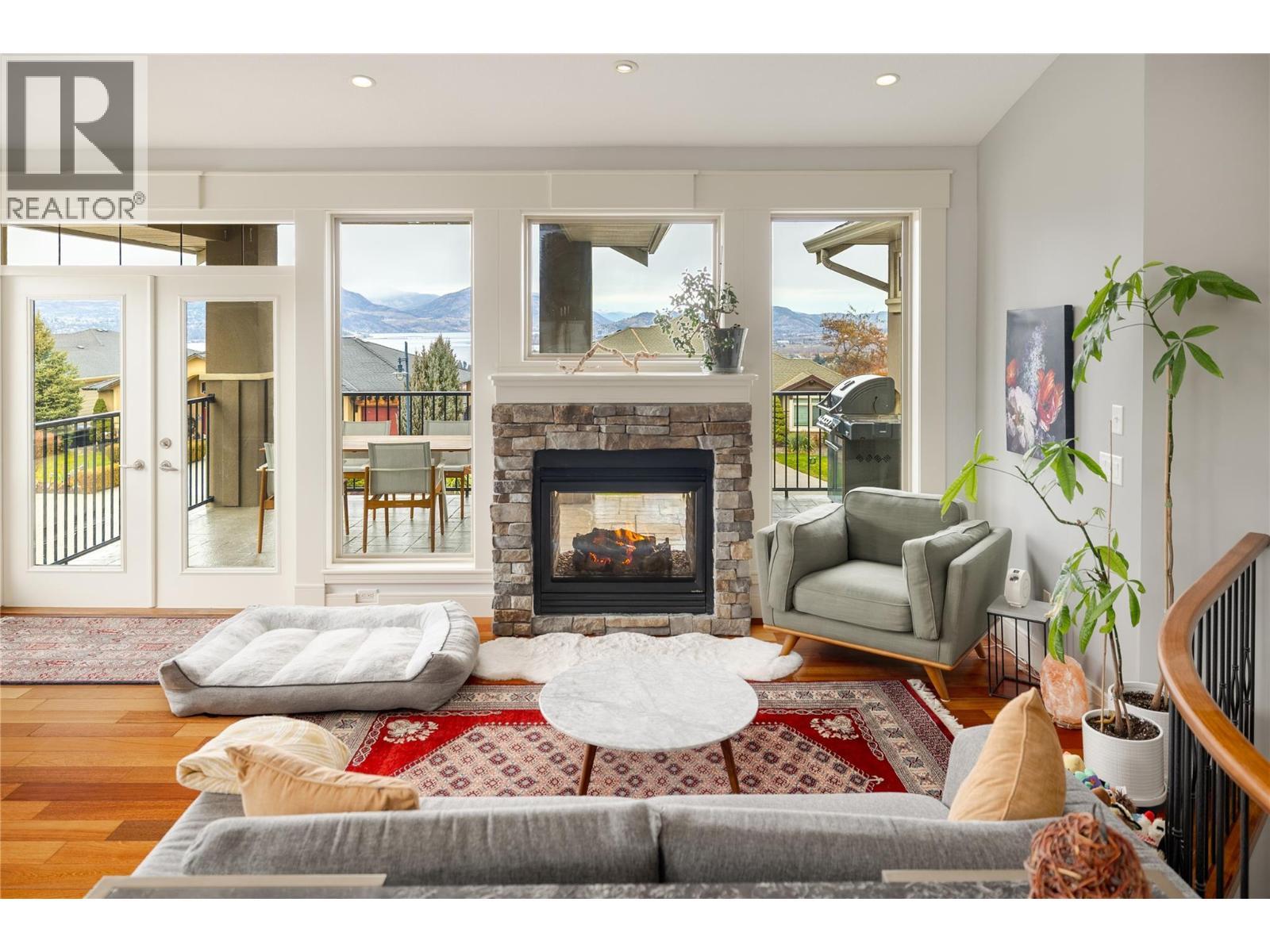 667 Devonian Avenue, Kelowna, BC - Indoor Photo Showing Living Room With Fireplace