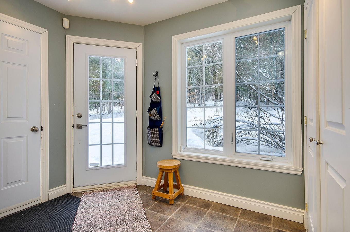 Hall d'entrée/Vestibule - 191 Ch. Des Pinsons, Sutton, QC - Indoor Photo Showing Other Room