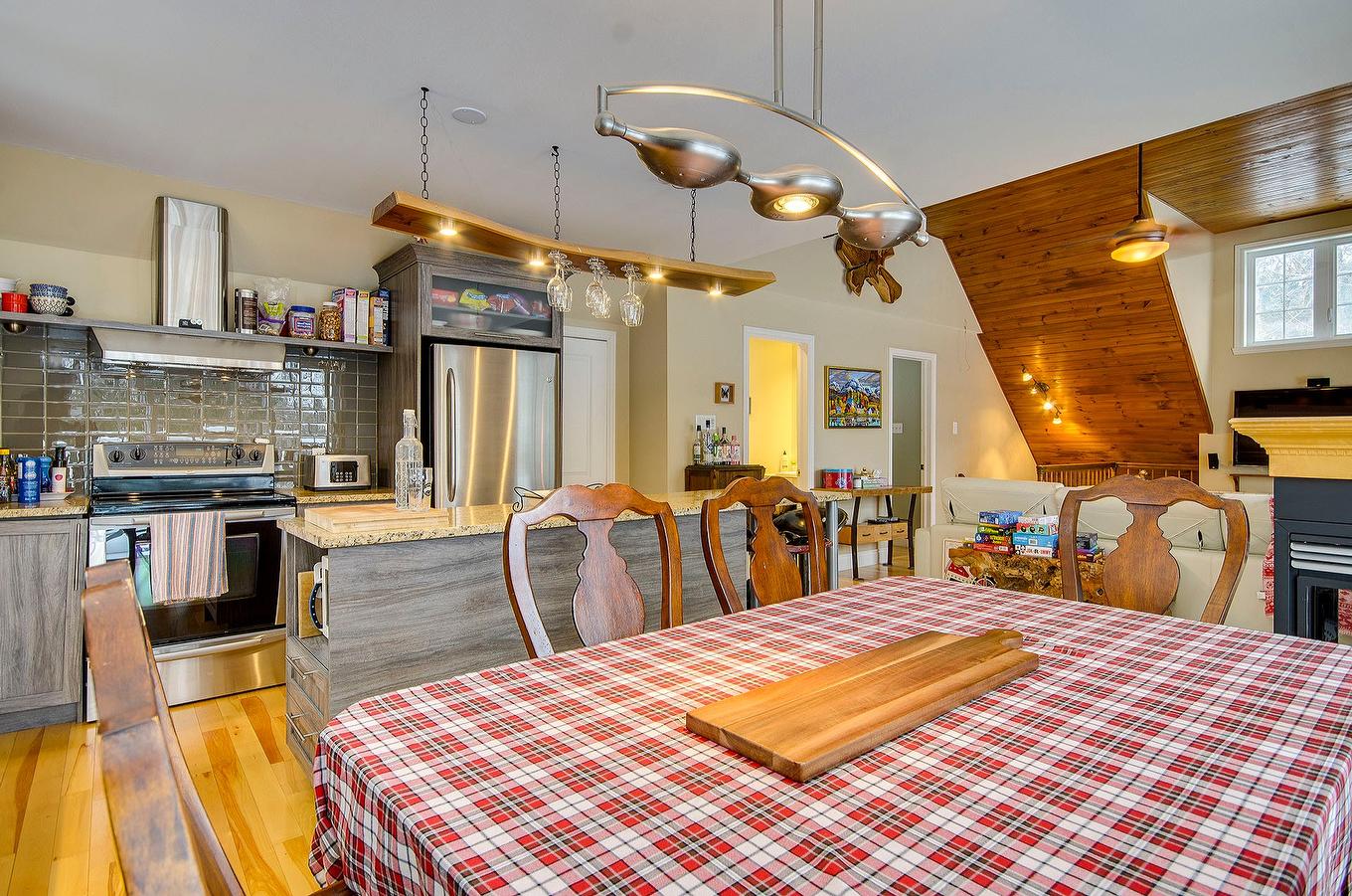 Vue d'ensemble - 191 Ch. Des Pinsons, Sutton, QC - Indoor Photo Showing Dining Room