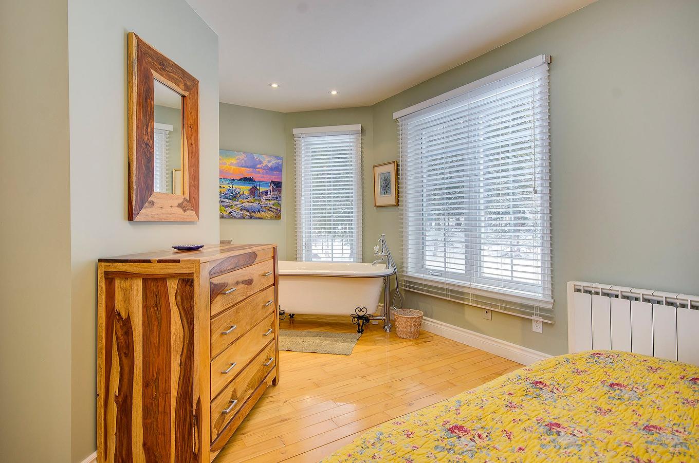 Chambre à coucher principale - 191 Ch. Des Pinsons, Sutton, QC - Indoor Photo Showing Bedroom