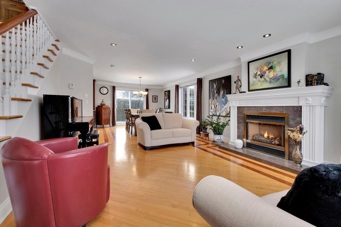 Living room - 30 Rue Hyppolite-Denaut, La Prairie, QC - Indoor Photo Showing Living Room With Fireplace