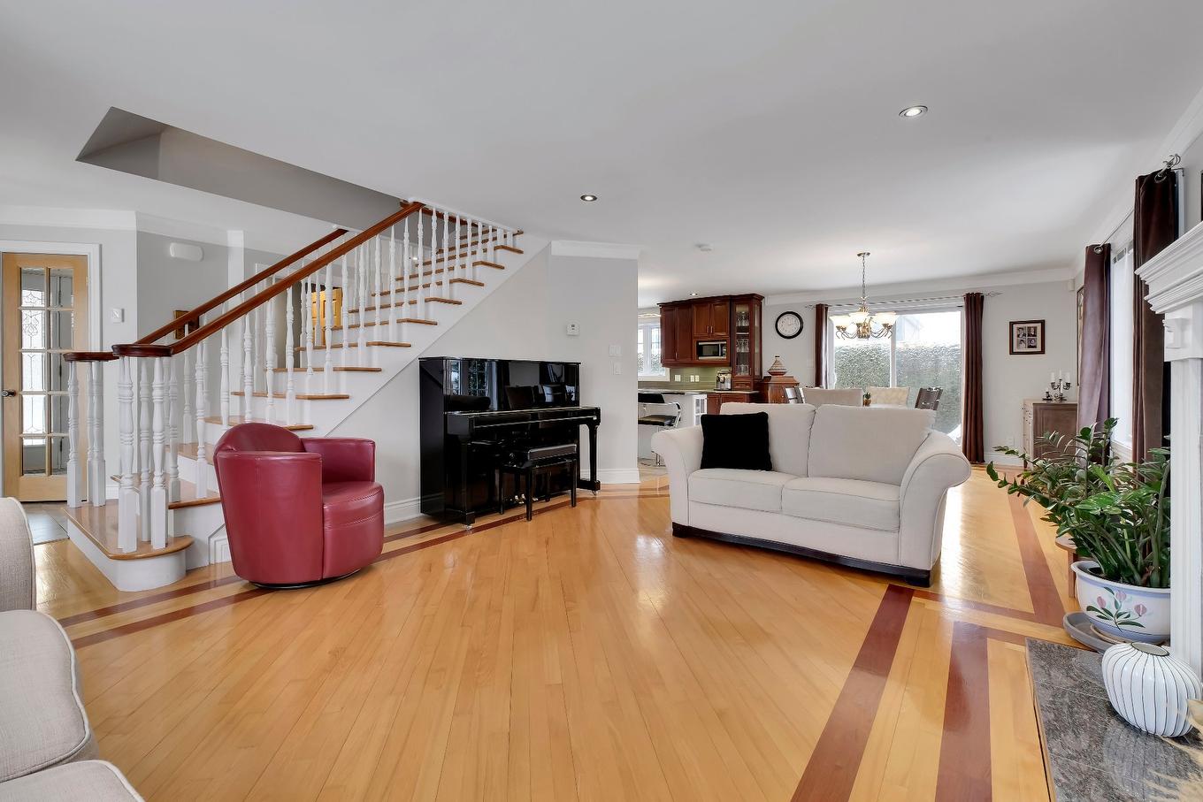 Living room - 30 Rue Hyppolite-Denaut, La Prairie, QC - Indoor Photo Showing Living Room