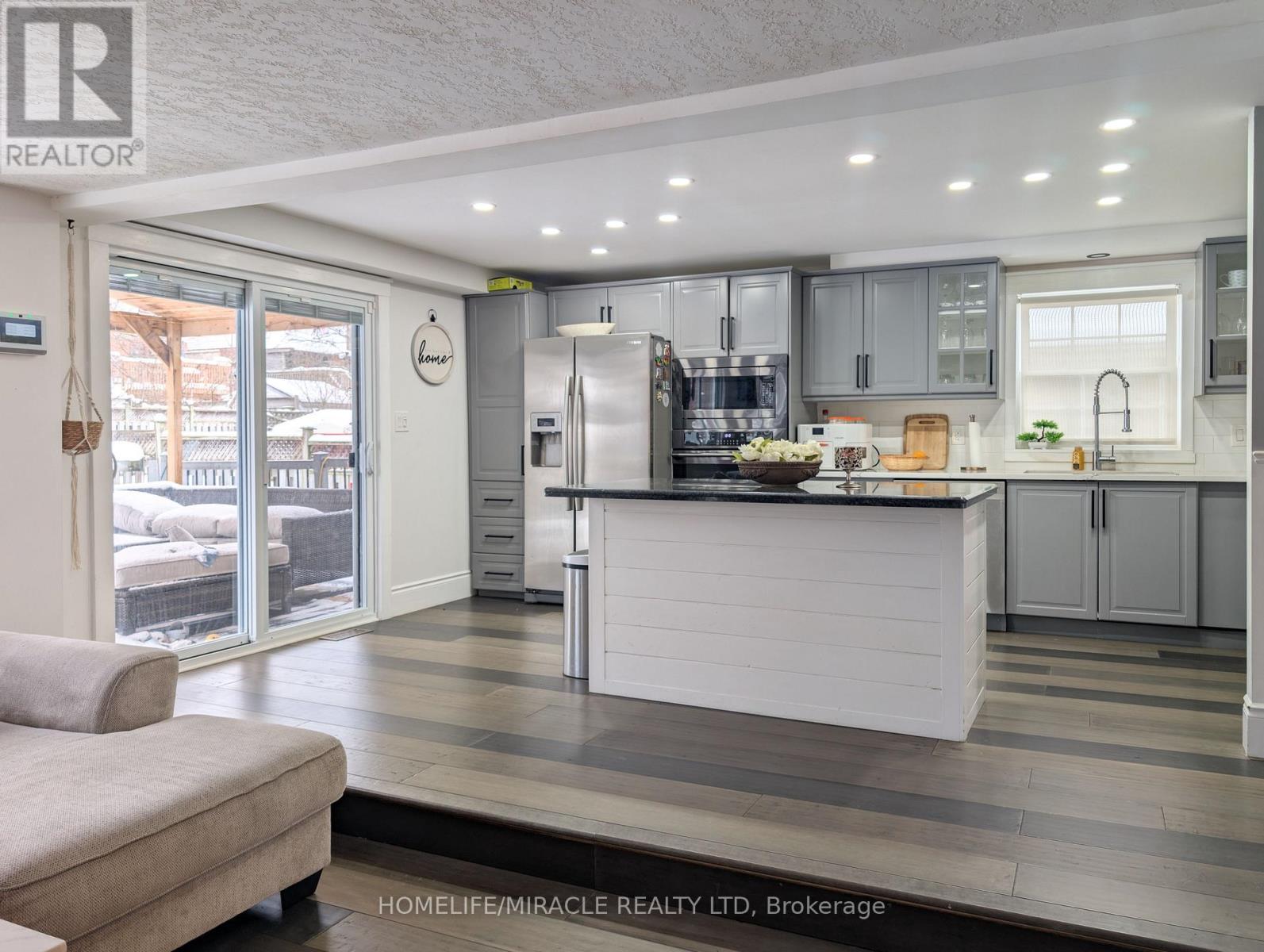 39 Endeavour Drive, Cambridge, ON - Indoor Photo Showing Kitchen With Upgraded Kitchen