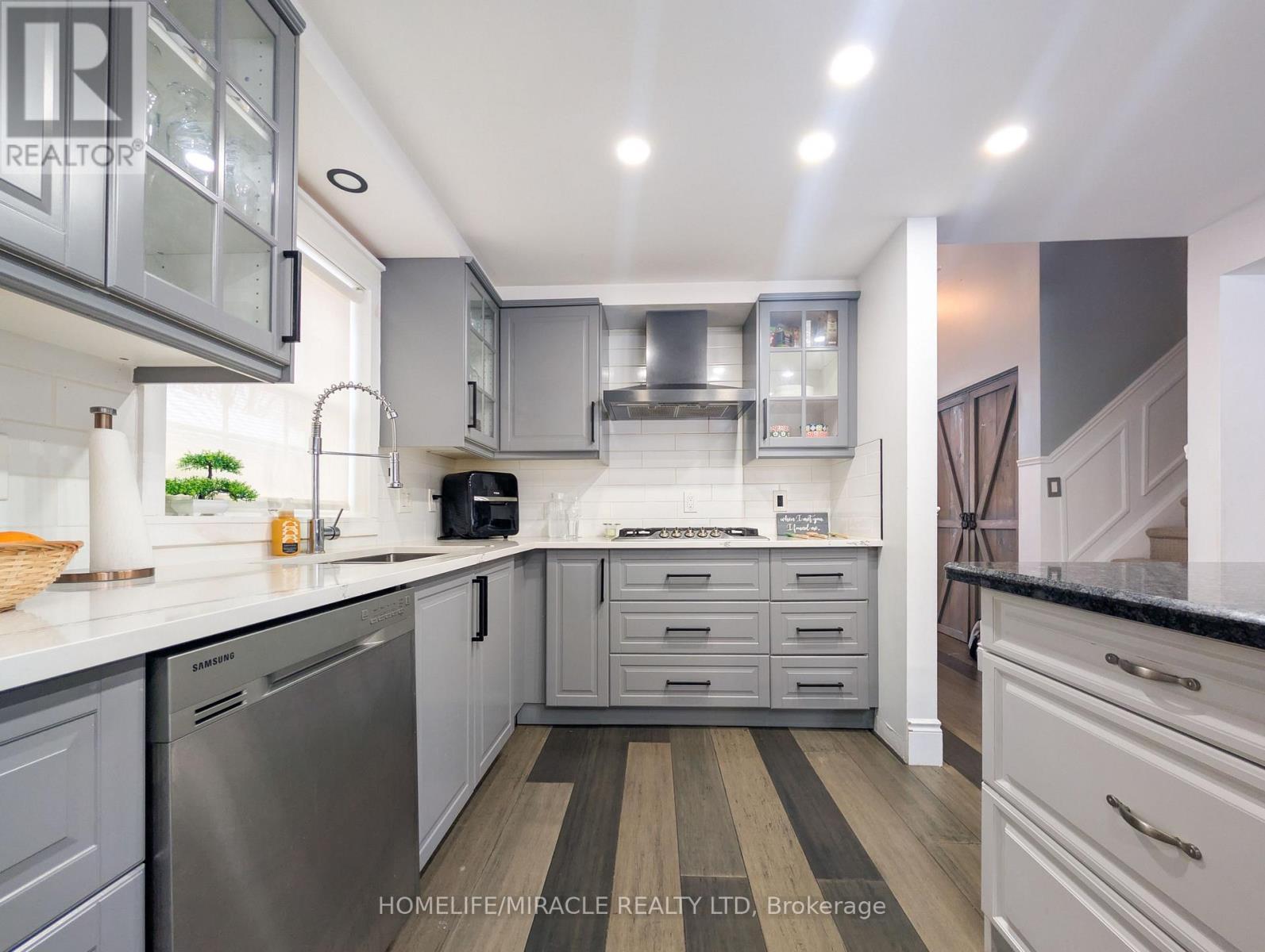 39 Endeavour Drive, Cambridge, ON - Indoor Photo Showing Kitchen With Upgraded Kitchen