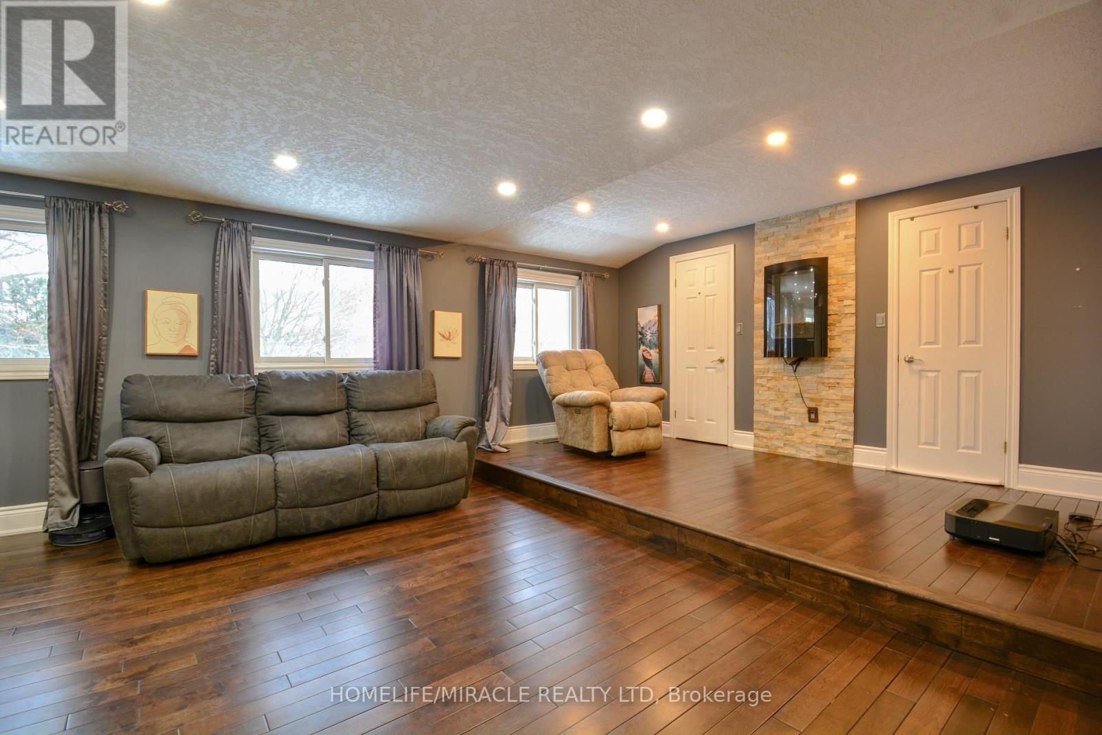 39 Endeavour Drive, Cambridge, ON - Indoor Photo Showing Living Room