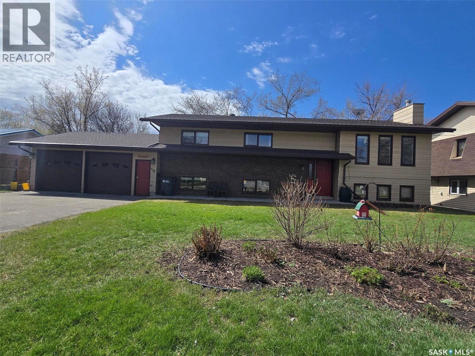 903 Assiniboia Avenue, Grenfell, SK - Outdoor With Facade