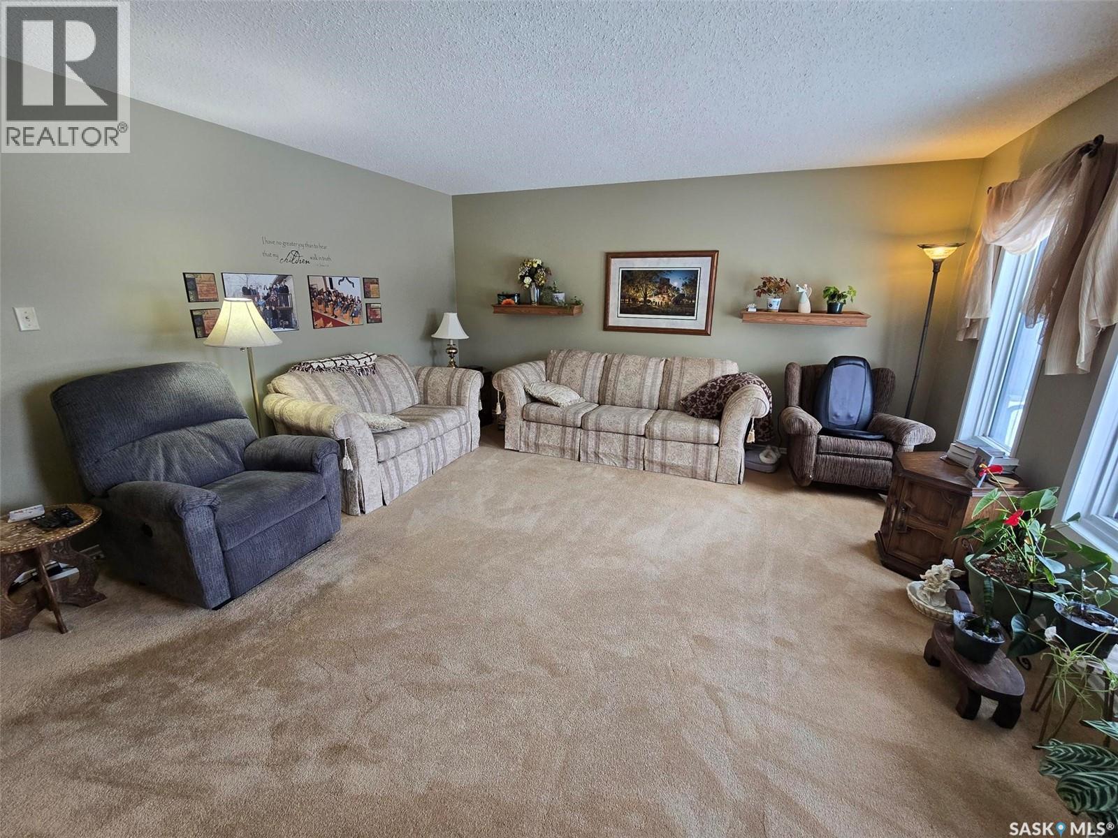 903 Assiniboia Avenue, Grenfell, SK - Indoor Photo Showing Living Room