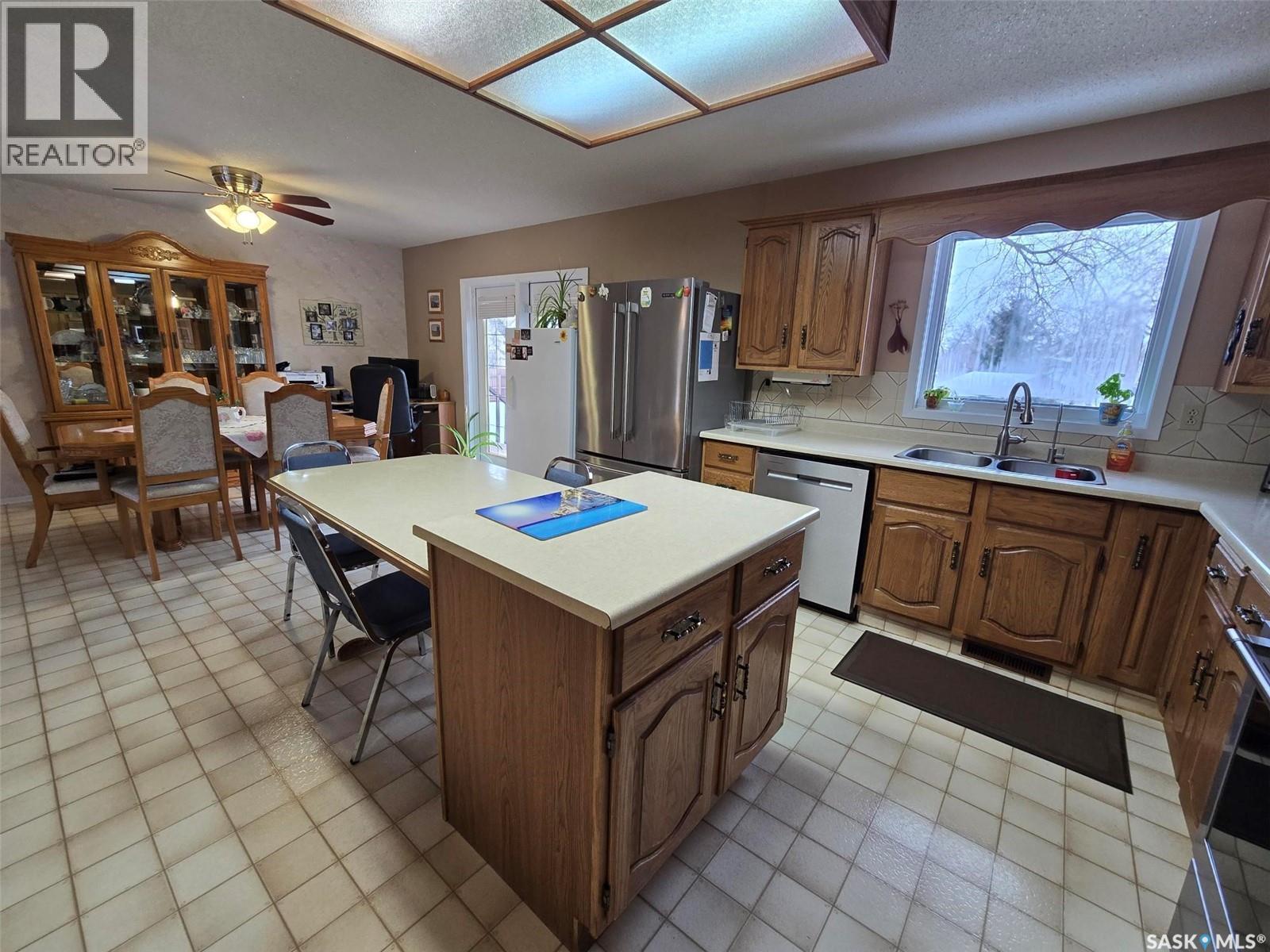 903 Assiniboia Avenue, Grenfell, SK - Indoor Photo Showing Kitchen With Double Sink