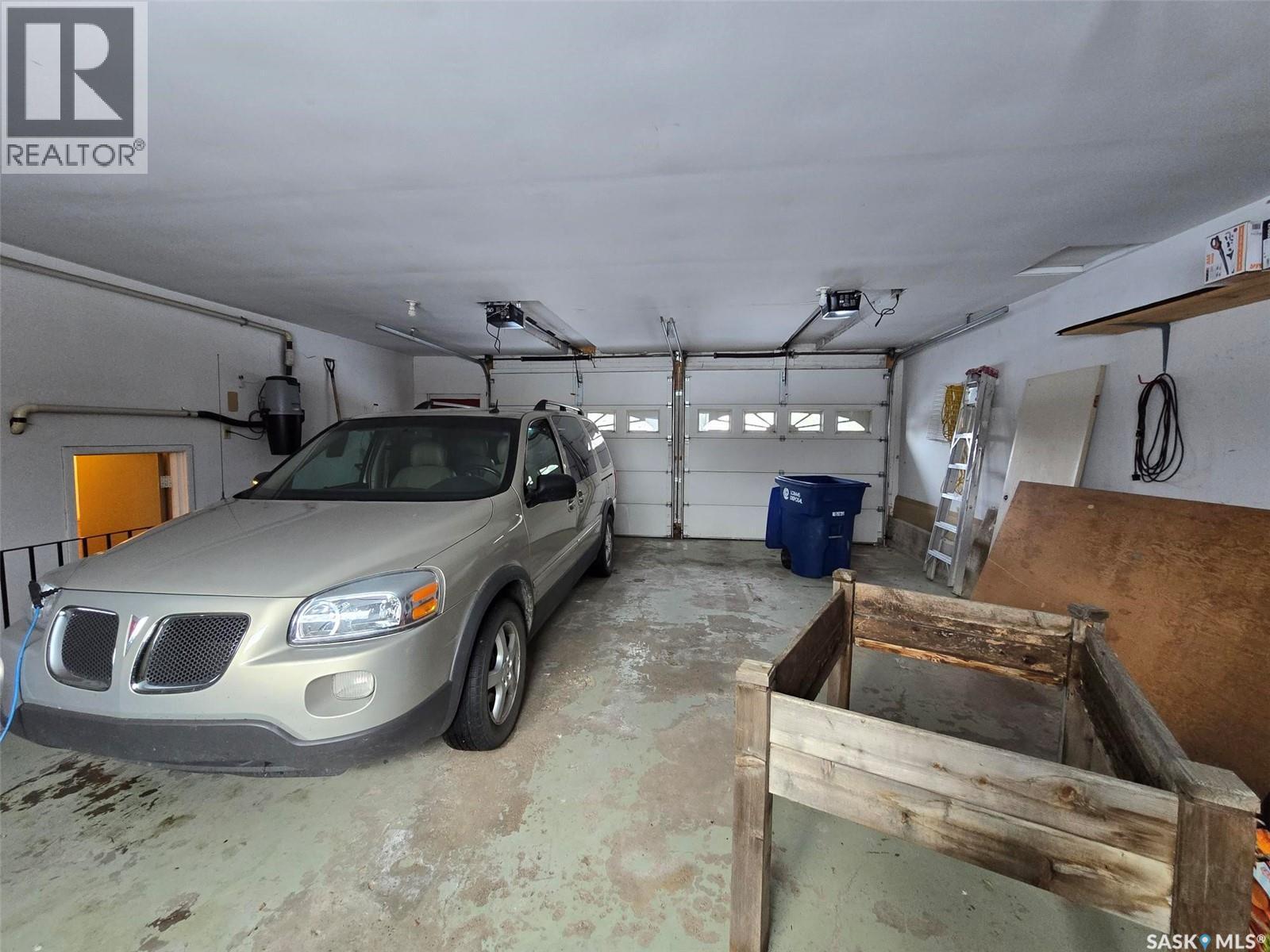 903 Assiniboia Avenue, Grenfell, SK - Indoor Photo Showing Garage