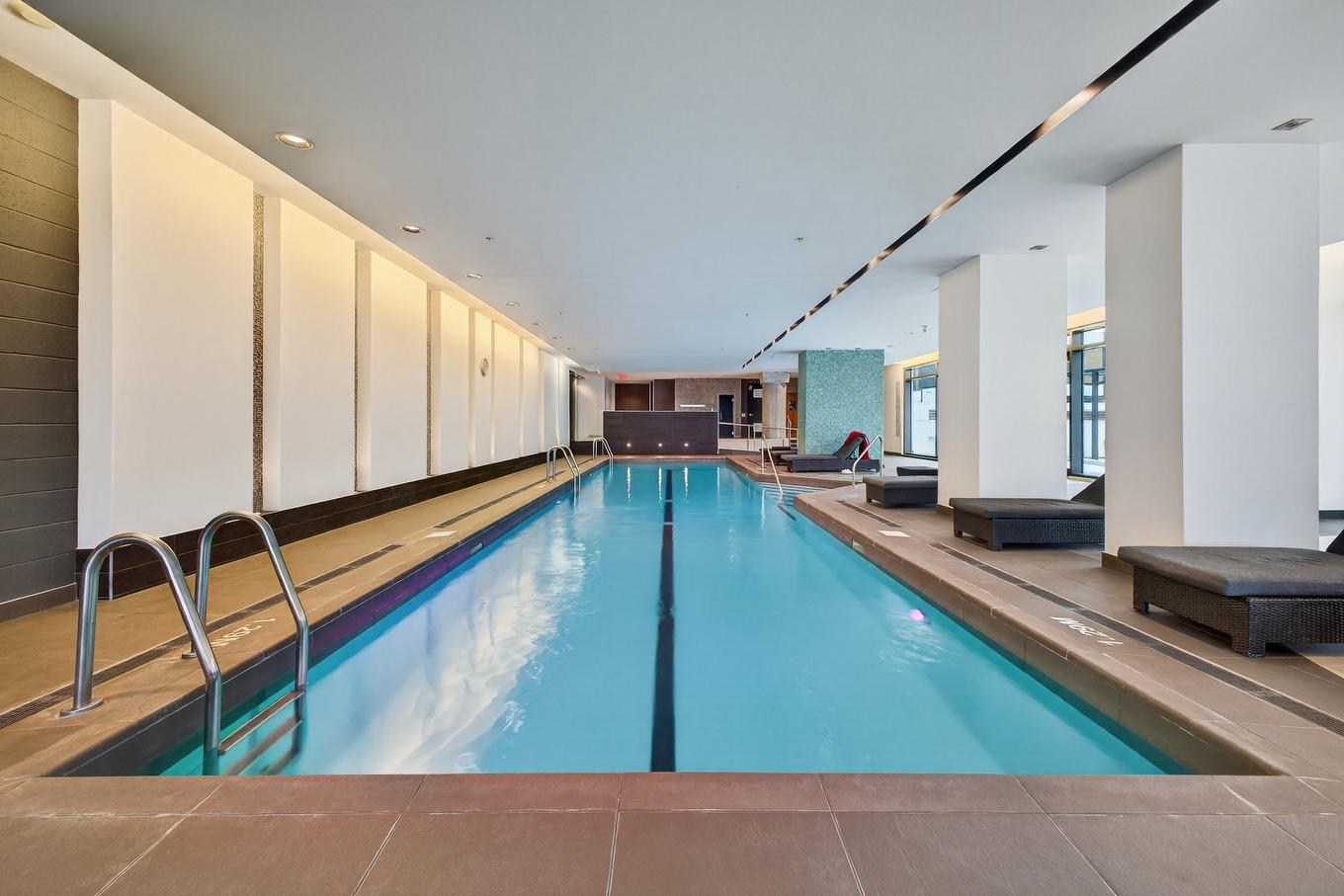 Piscine - 706-199 Rue De La Rotonde, Montréal (Verdun/Île-Des-Soeurs), QC - Indoor Photo Showing Other Room With In Ground Pool