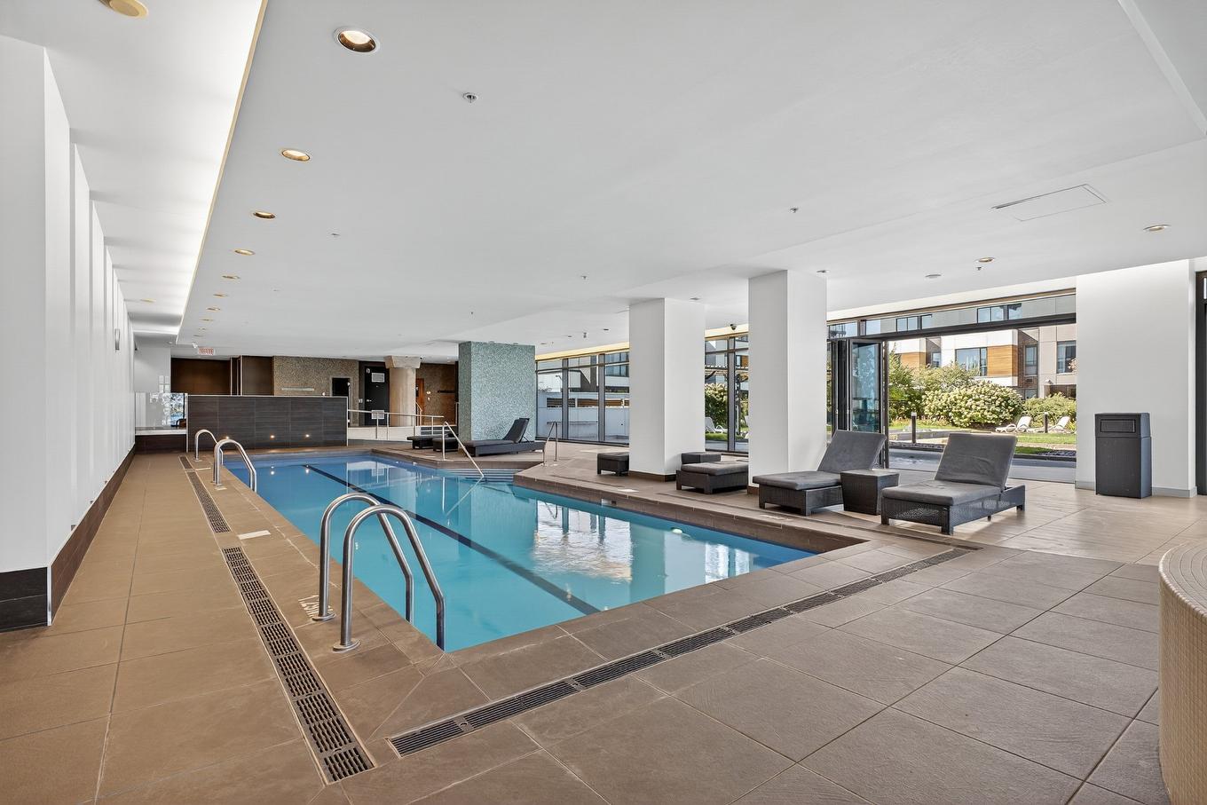 Piscine - 706-199 Rue De La Rotonde, Montréal (Verdun/Île-Des-Soeurs), QC - Indoor Photo Showing Other Room With In Ground Pool