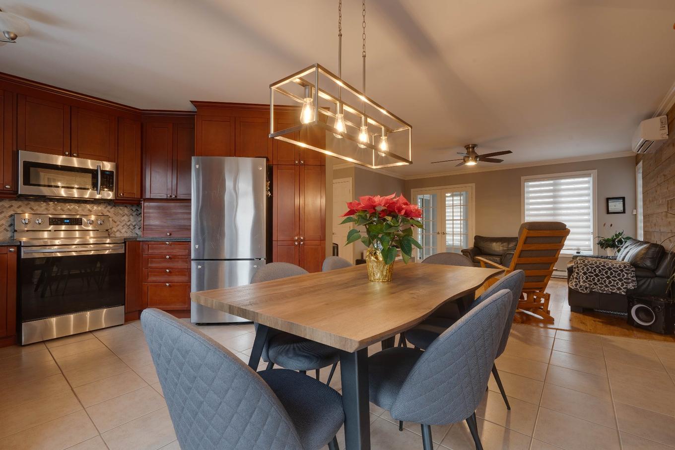 Dining room - 80 Av. Gérard-Brunelle, Saint-Jean-Sur-Richelieu, QC - Indoor