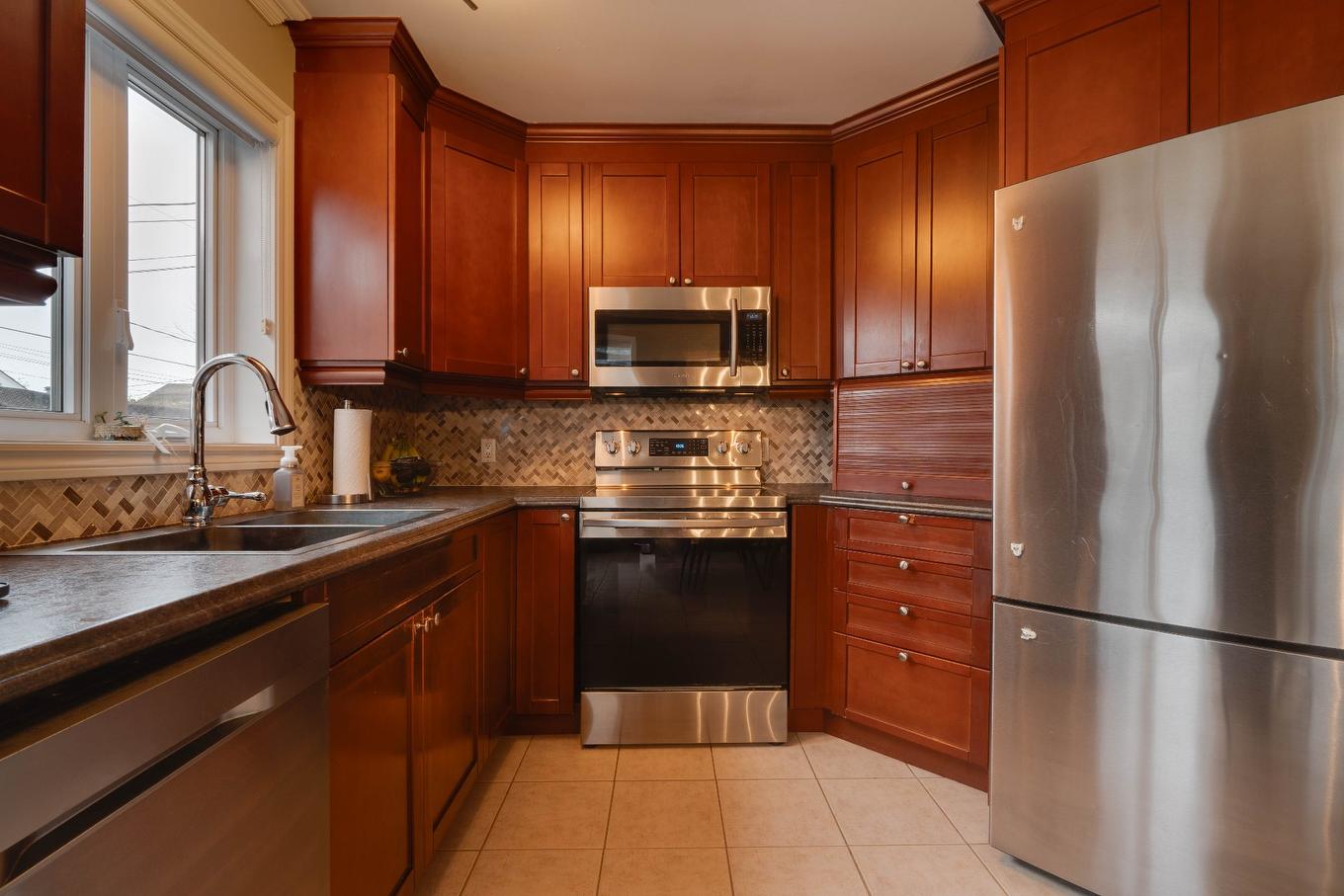 Kitchen - 80 Av. Gérard-Brunelle, Saint-Jean-Sur-Richelieu, QC - Indoor Photo Showing Kitchen With Double Sink