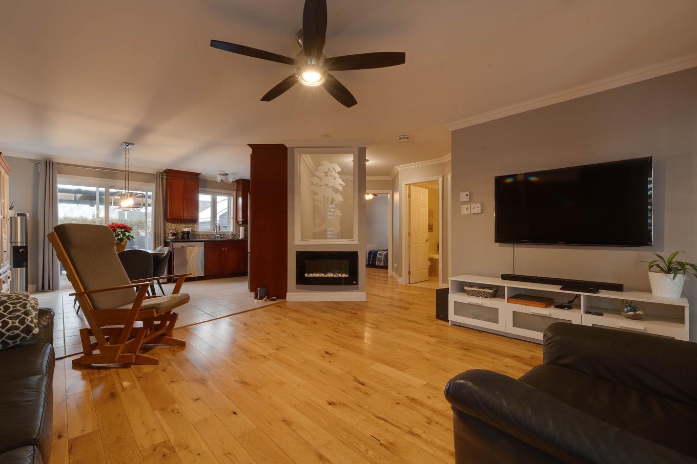 Living room - 80 Av. Gérard-Brunelle, Saint-Jean-Sur-Richelieu, QC - Indoor Photo Showing Living Room With Fireplace