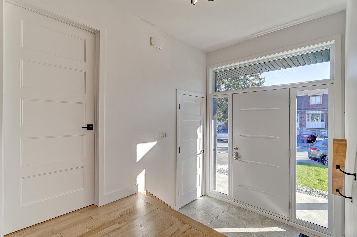 Hall d'entrée/Vestibule - 6535 Rue Poitou, Brossard, QC - Indoor Photo Showing Other Room