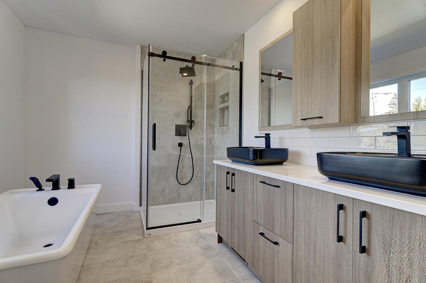 Salle de bains attenante à la CCP - 6535 Rue Poitou, Brossard, QC - Indoor Photo Showing Bathroom