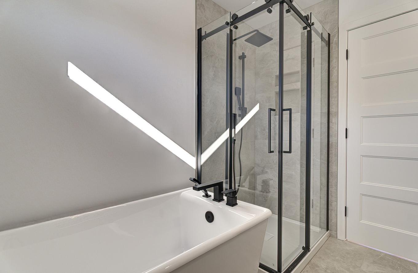 Salle de bains - 6535 Rue Poitou, Brossard, QC - Indoor Photo Showing Bathroom