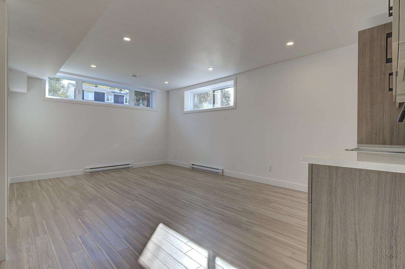 Salle familiale - 6535 Rue Poitou, Brossard, QC - Indoor Photo Showing Other Room