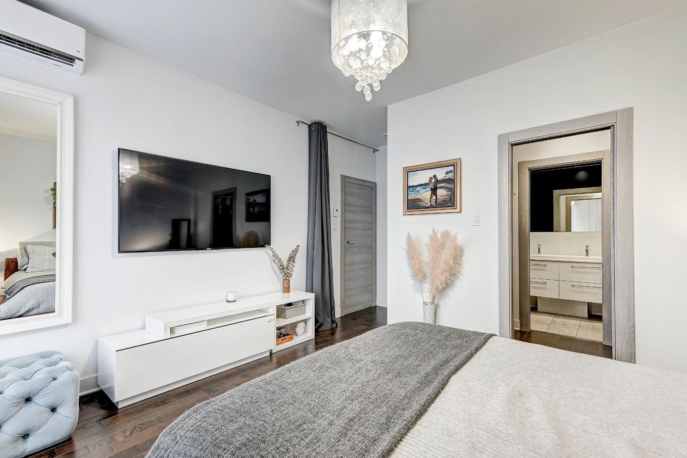 Primary bedroom - 201-6990 30E Avenue, Montréal (Rosemont/La Petite-Patrie), QC - Indoor Photo Showing Bedroom