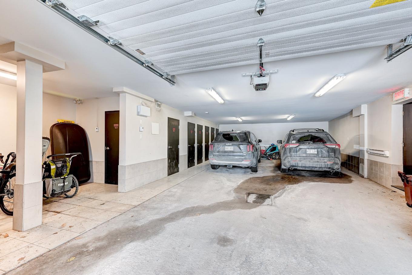Garage - 201-6990 30E Avenue, Montréal (Rosemont/La Petite-Patrie), QC - Indoor Photo Showing Garage