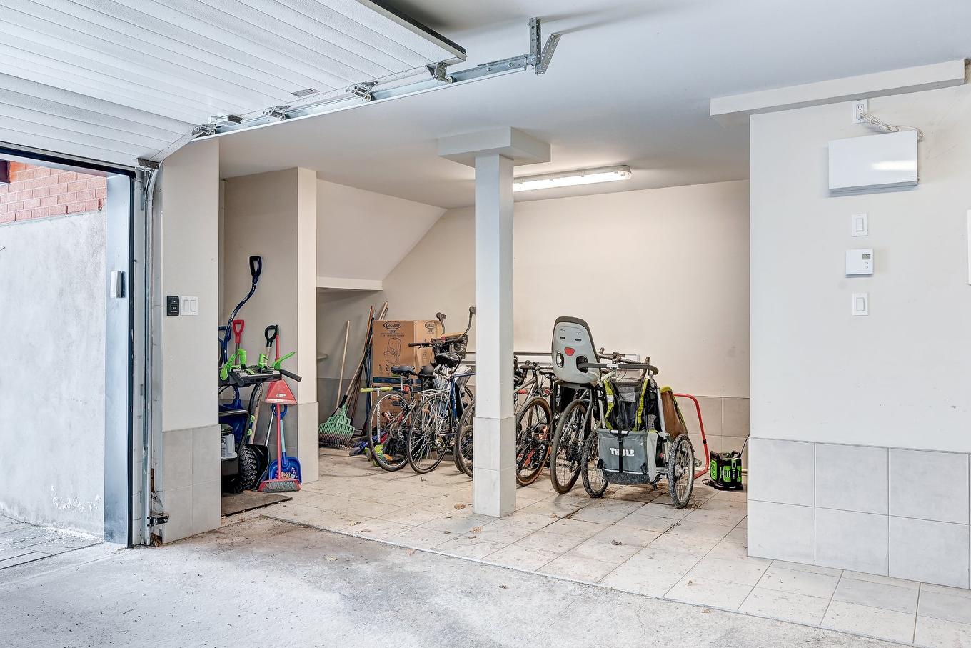 Garage - 201-6990 30E Avenue, Montréal (Rosemont/La Petite-Patrie), QC - Indoor Photo Showing Garage