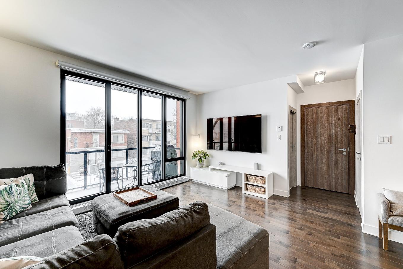 Living room - 201-6990 30E Avenue, Montréal (Rosemont/La Petite-Patrie), QC - Indoor Photo Showing Living Room