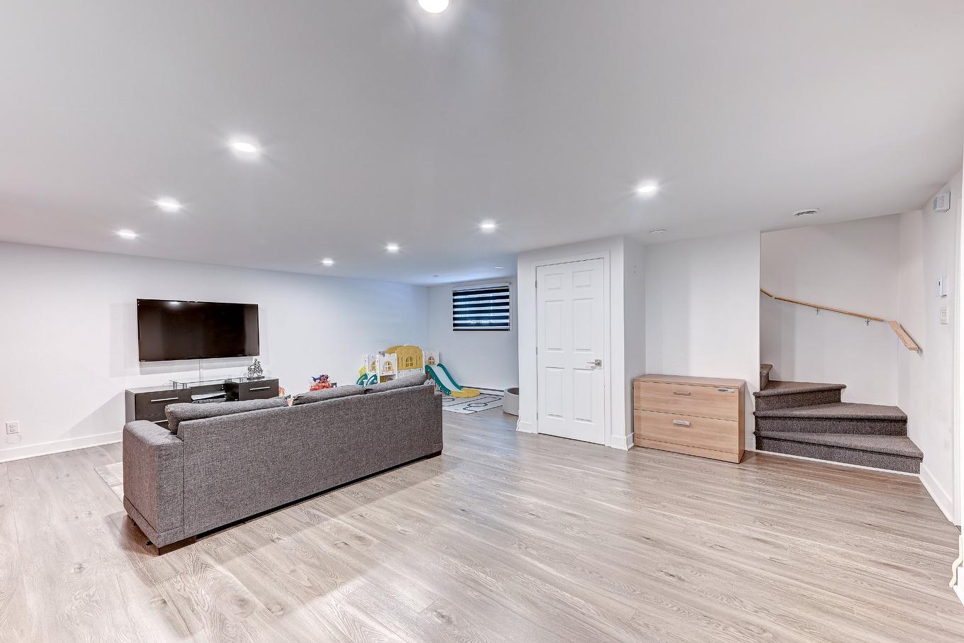 Salle familiale - 10399 Av. De Cobourg, Montréal (Montréal-Nord), QC - Indoor Photo Showing Basement