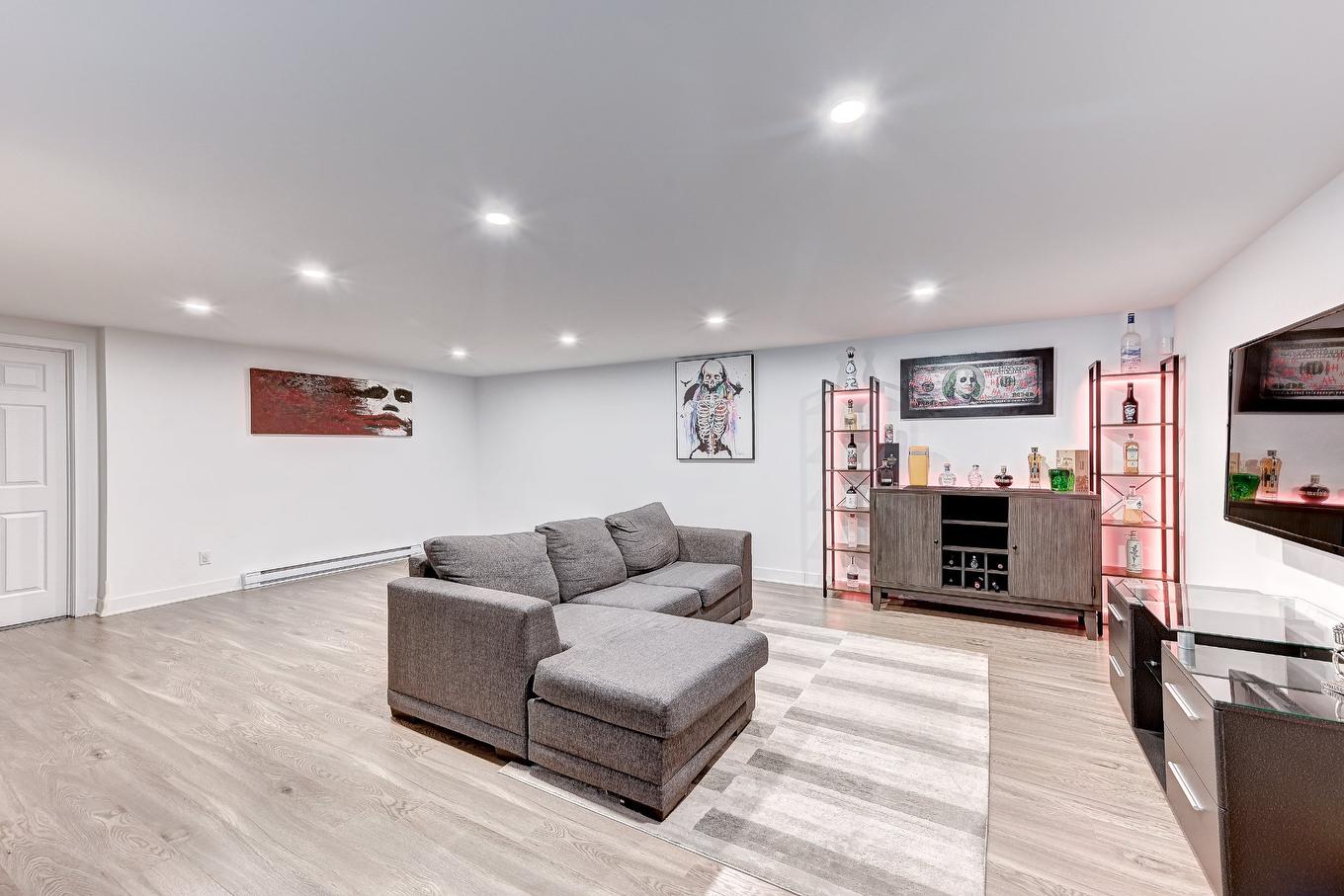 Salle familiale - 10399 Av. De Cobourg, Montréal (Montréal-Nord), QC - Indoor Photo Showing Basement