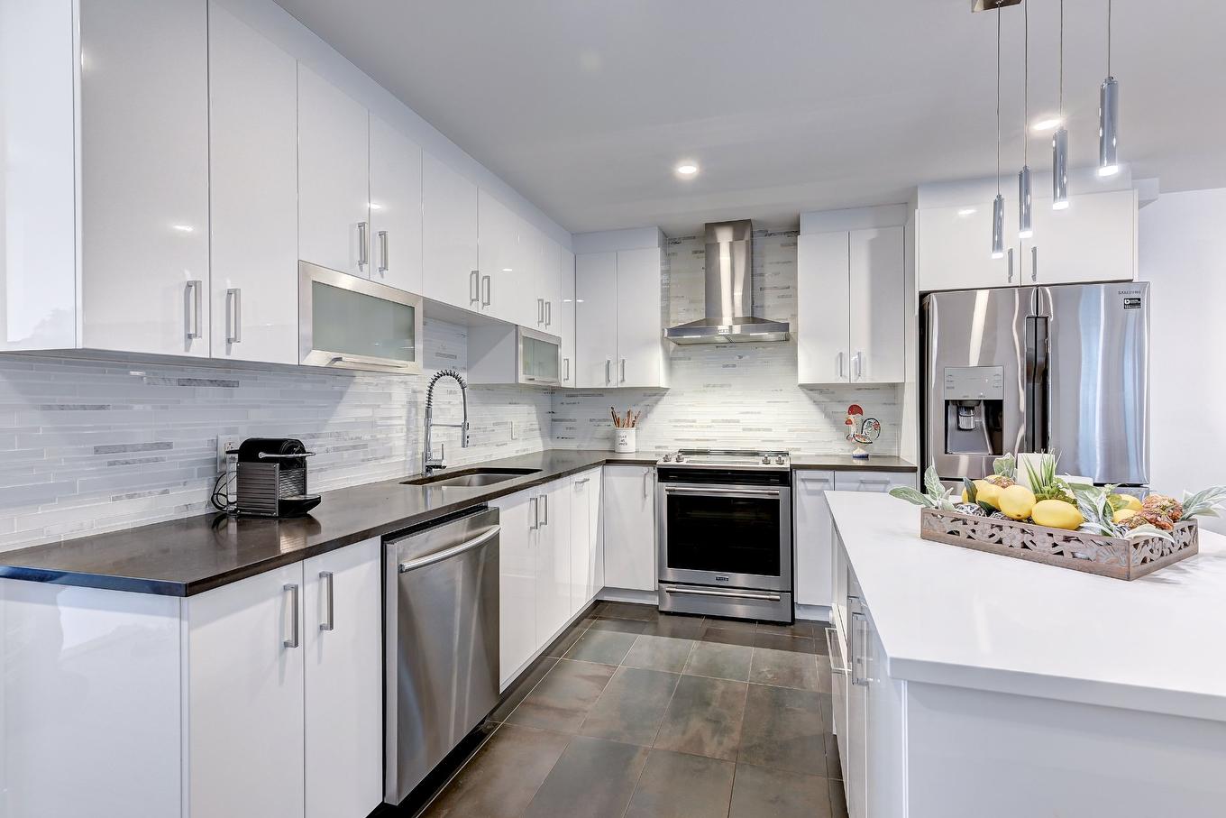 Cuisine - 10399 Av. De Cobourg, Montréal (Montréal-Nord), QC - Indoor Photo Showing Kitchen With Upgraded Kitchen