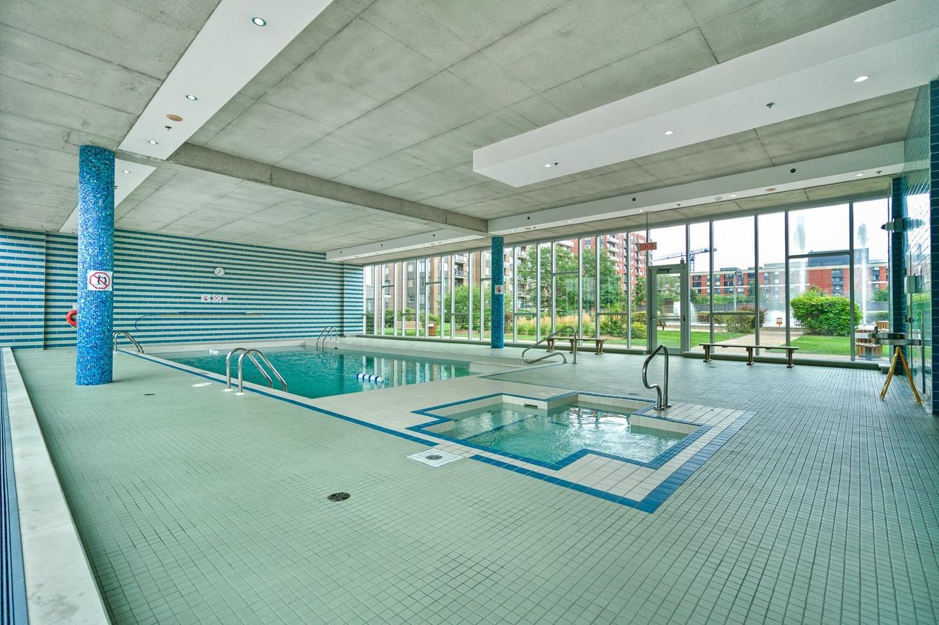 Piscine - 2101-1200 Rue St-Jacques, Montréal (Ville-Marie), QC - Indoor Photo Showing Other Room With In Ground Pool