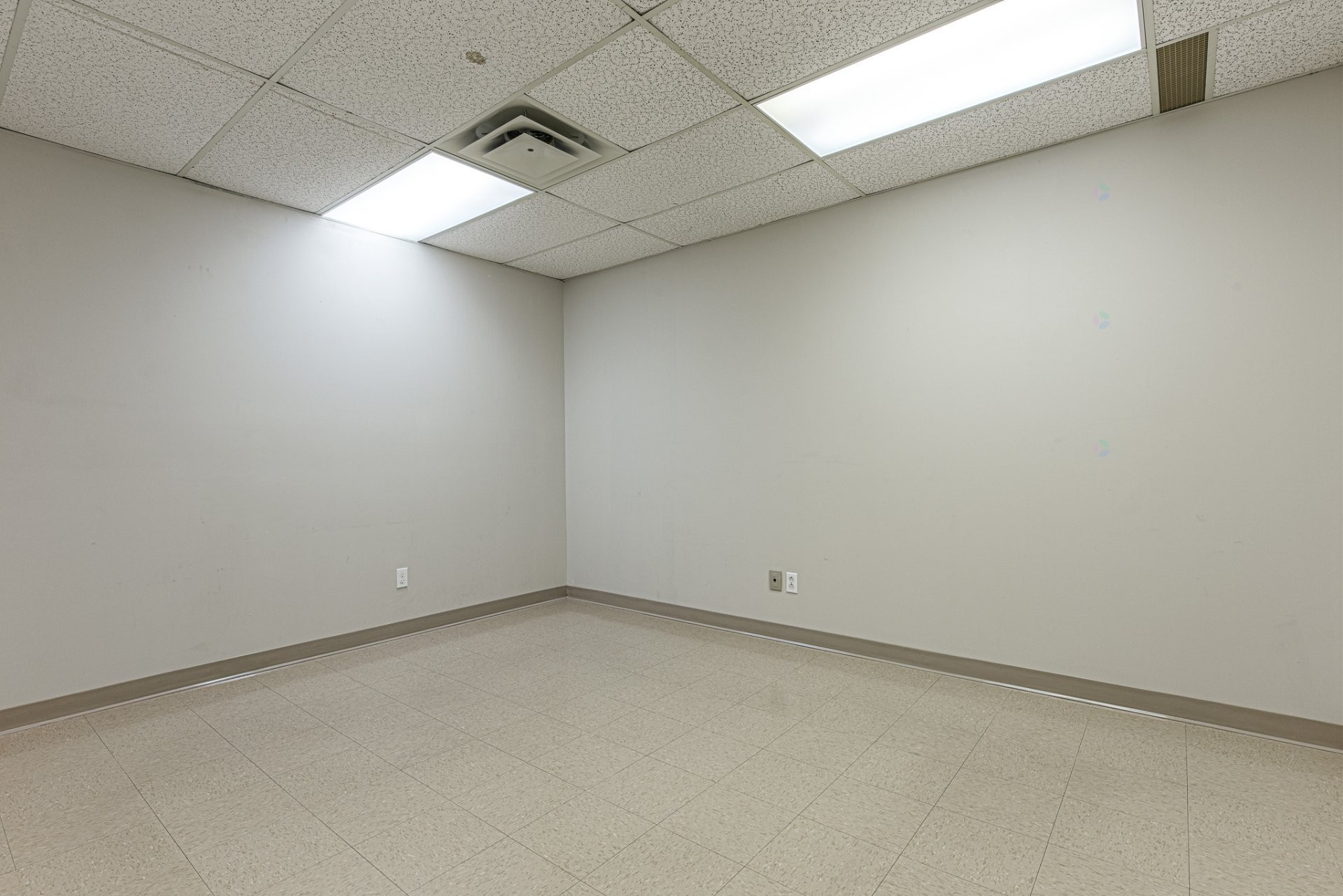 Office - 200-2160 Ch. Du Tremblay, Longueuil (Le Vieux-Longueuil), QC - Indoor Photo Showing Other Room