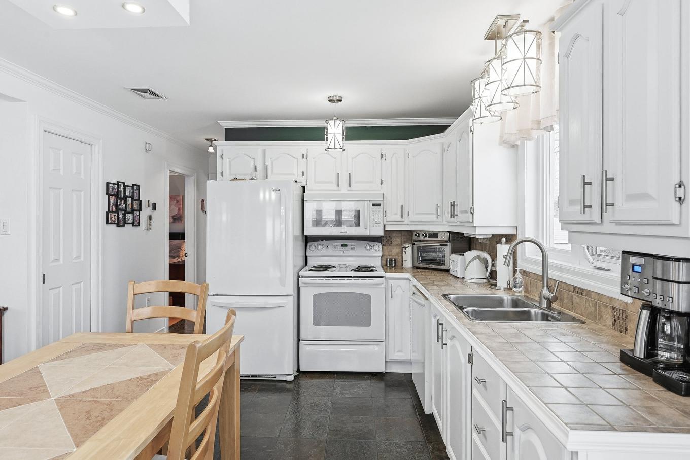 Kitchen - 20 32E Avenue, Saint-Blaise-Sur-Richelieu, QC - Indoor Photo Showing Kitchen With Double Sink