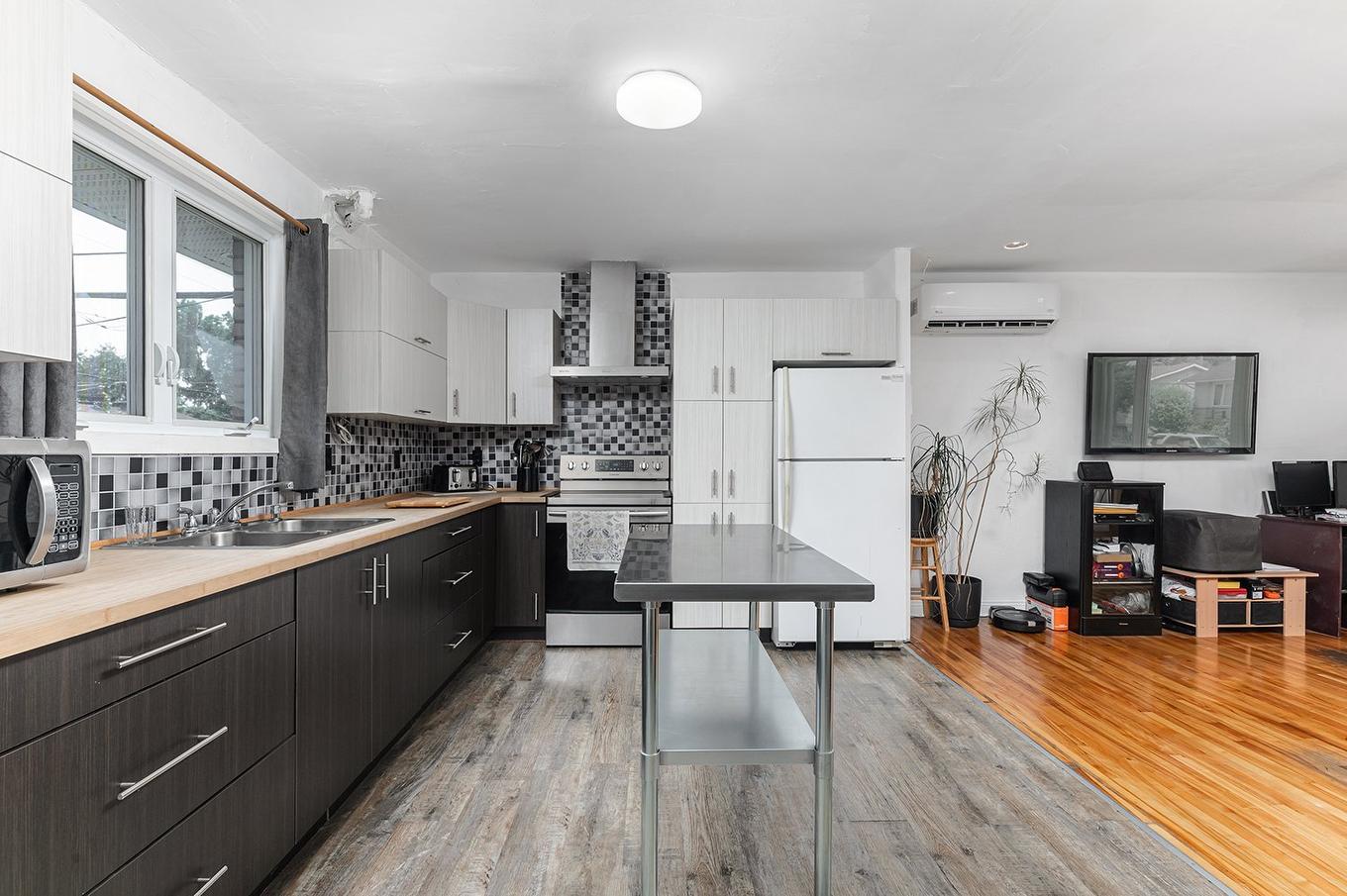 Cuisine - 330 Rue Rideau, Châteauguay, QC - Indoor Photo Showing Kitchen With Double Sink