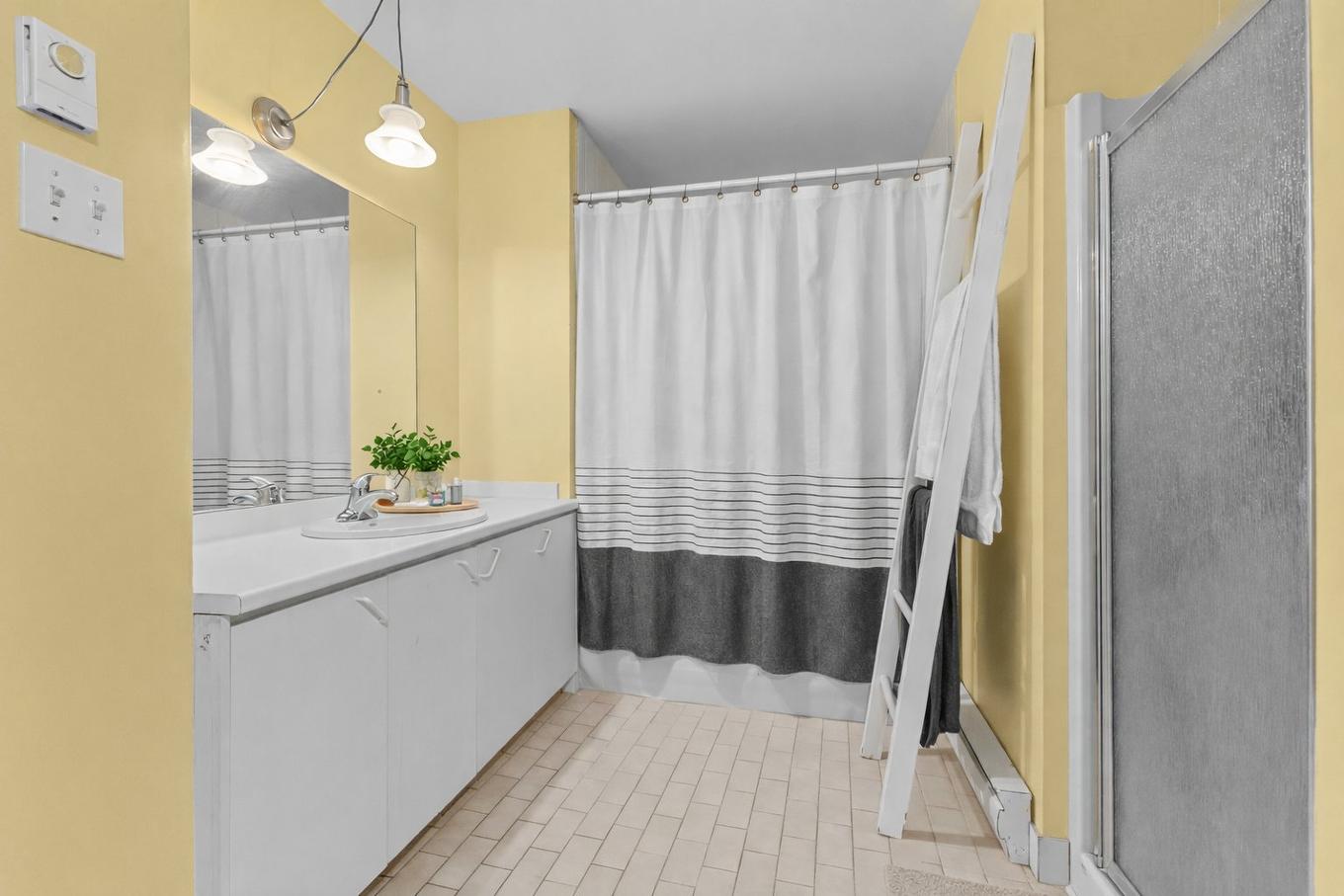 Bathroom - 1687 Rue Des Saphirs, Longueuil (Saint-Hubert), QC - Indoor Photo Showing Bathroom