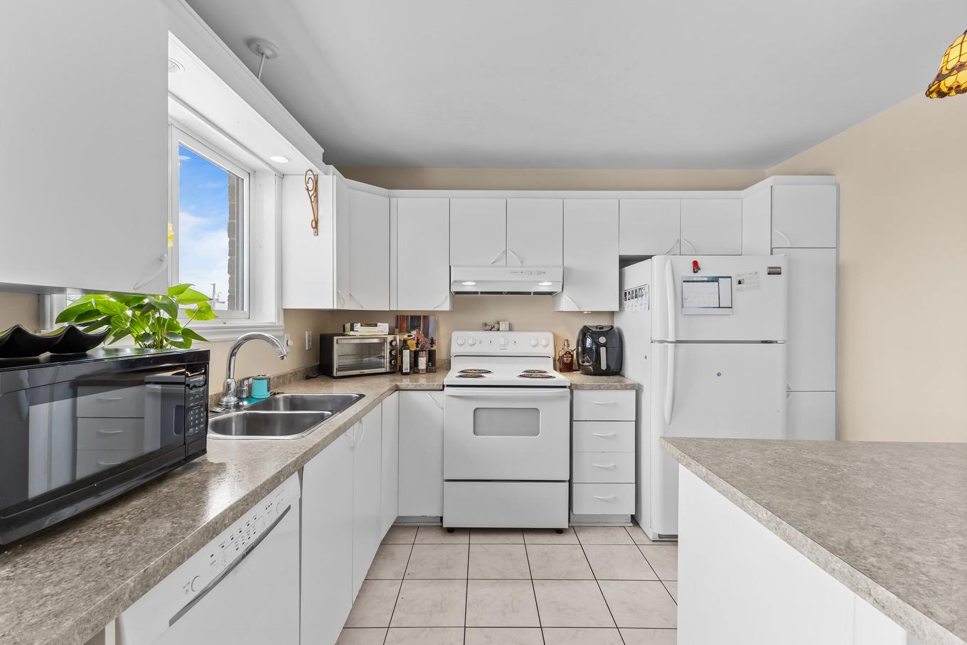 Kitchen - 1687 Rue Des Saphirs, Longueuil (Saint-Hubert), QC - Indoor Photo Showing Kitchen With Double Sink