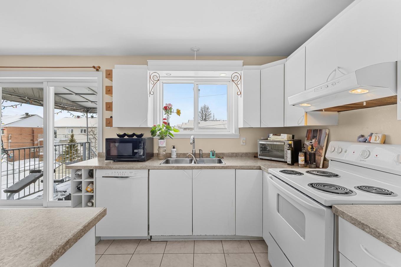 Kitchen - 1687 Rue Des Saphirs, Longueuil (Saint-Hubert), QC - Indoor Photo Showing Kitchen With Double Sink