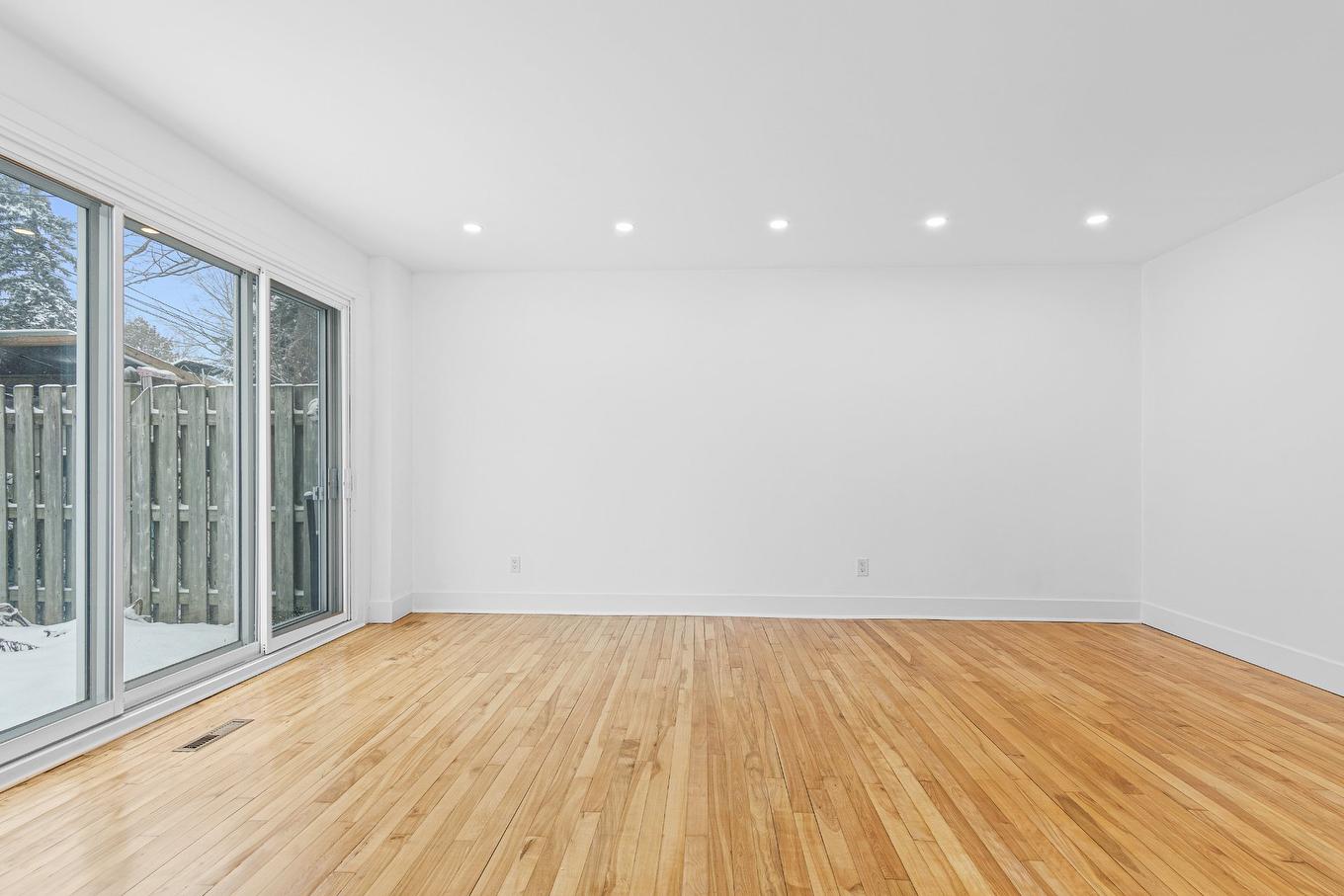 Salon - 371 Boul. St-Francis, Châteauguay, QC - Indoor Photo Showing Other Room