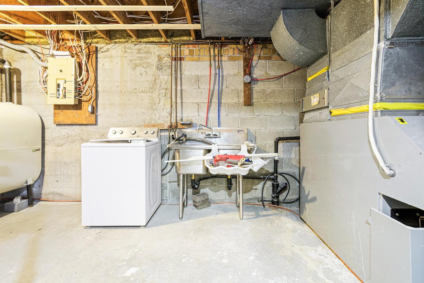 Salle de lavage - 371 Boul. St-Francis, Châteauguay, QC - Indoor