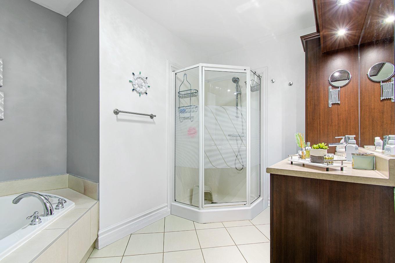 Bathroom - 201-2243 Rue Racine, Longueuil (Saint-Hubert), QC - Indoor Photo Showing Bathroom