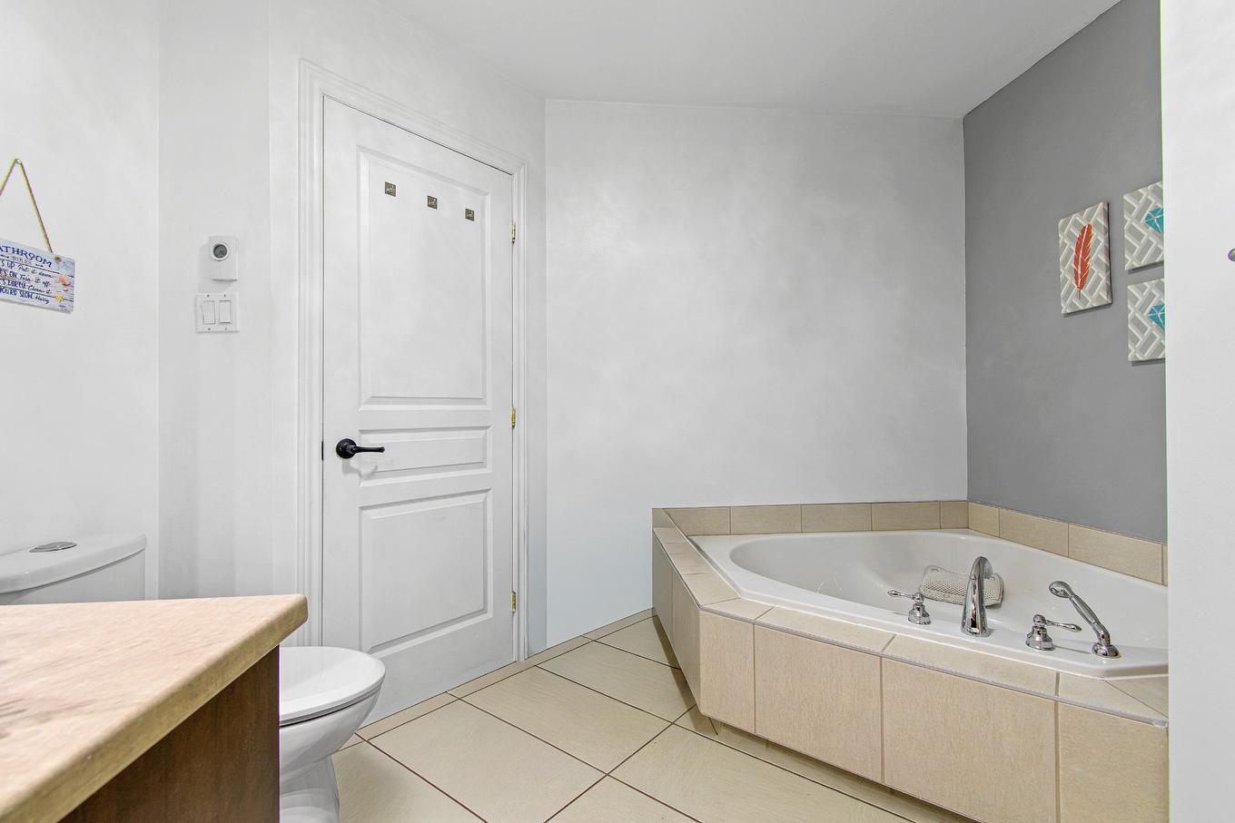 Bathroom - 201-2243 Rue Racine, Longueuil (Saint-Hubert), QC - Indoor Photo Showing Bathroom