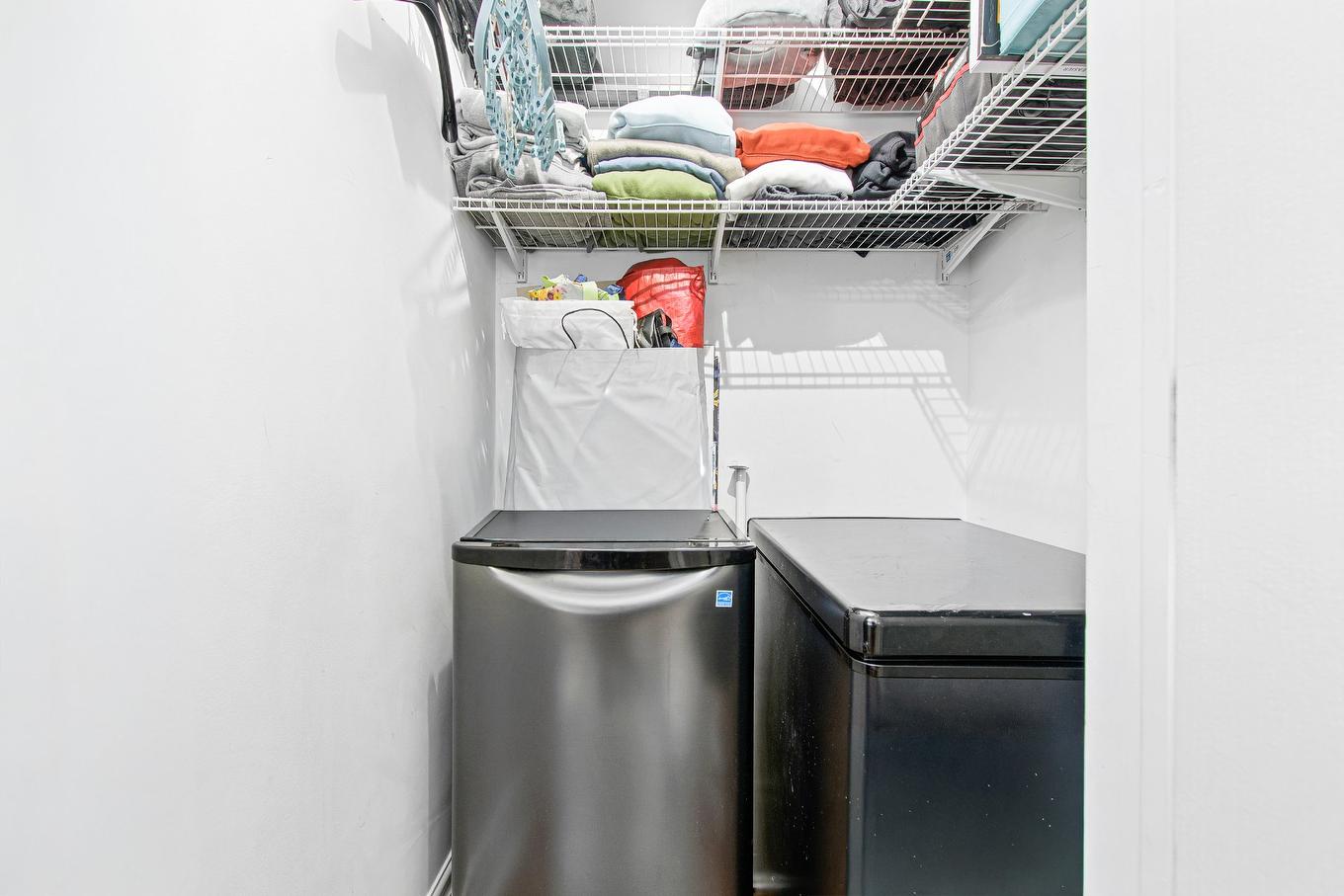 Storage - 201-2243 Rue Racine, Longueuil (Saint-Hubert), QC - Indoor