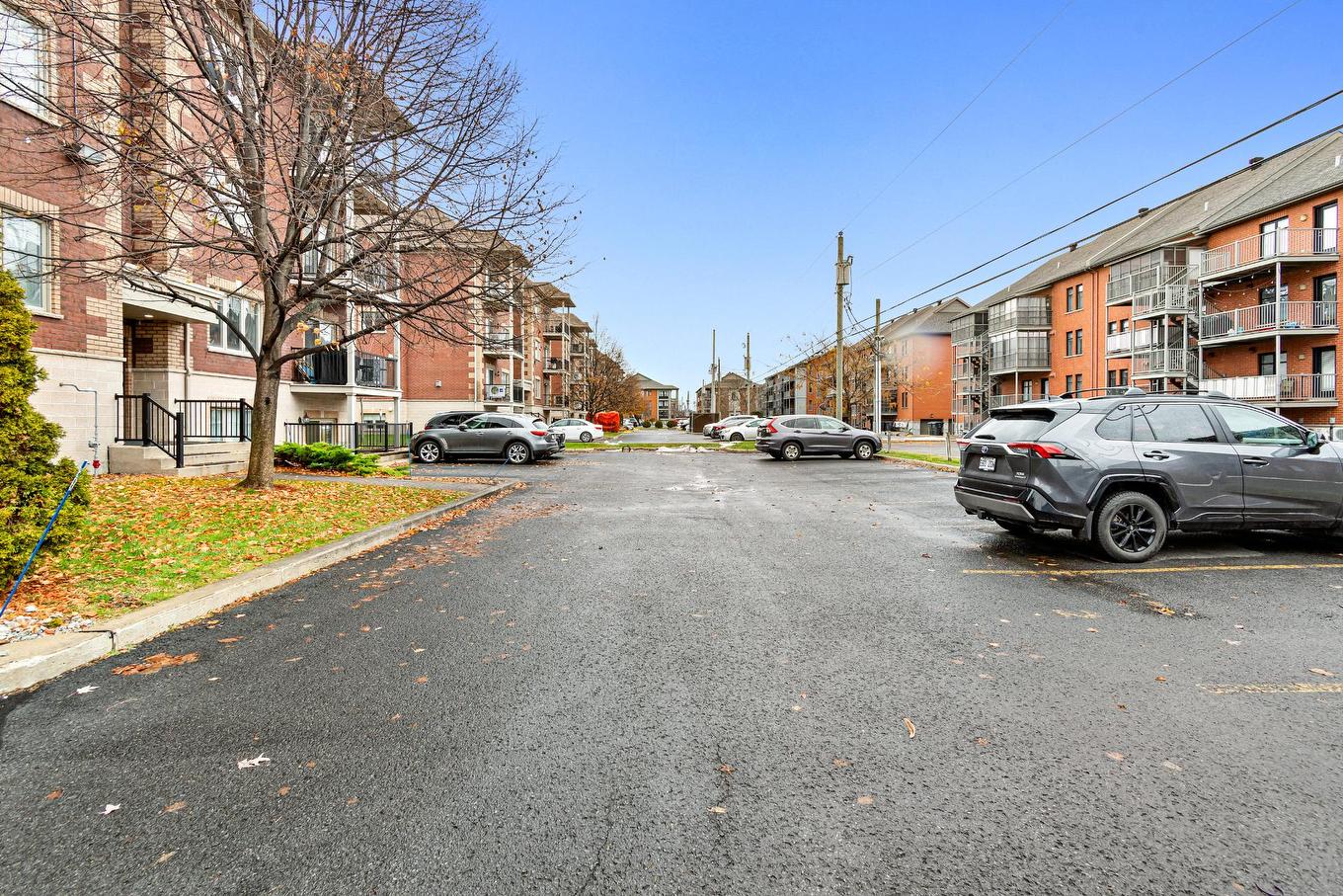 Parking - 201-2243 Rue Racine, Longueuil (Saint-Hubert), QC - Outdoor